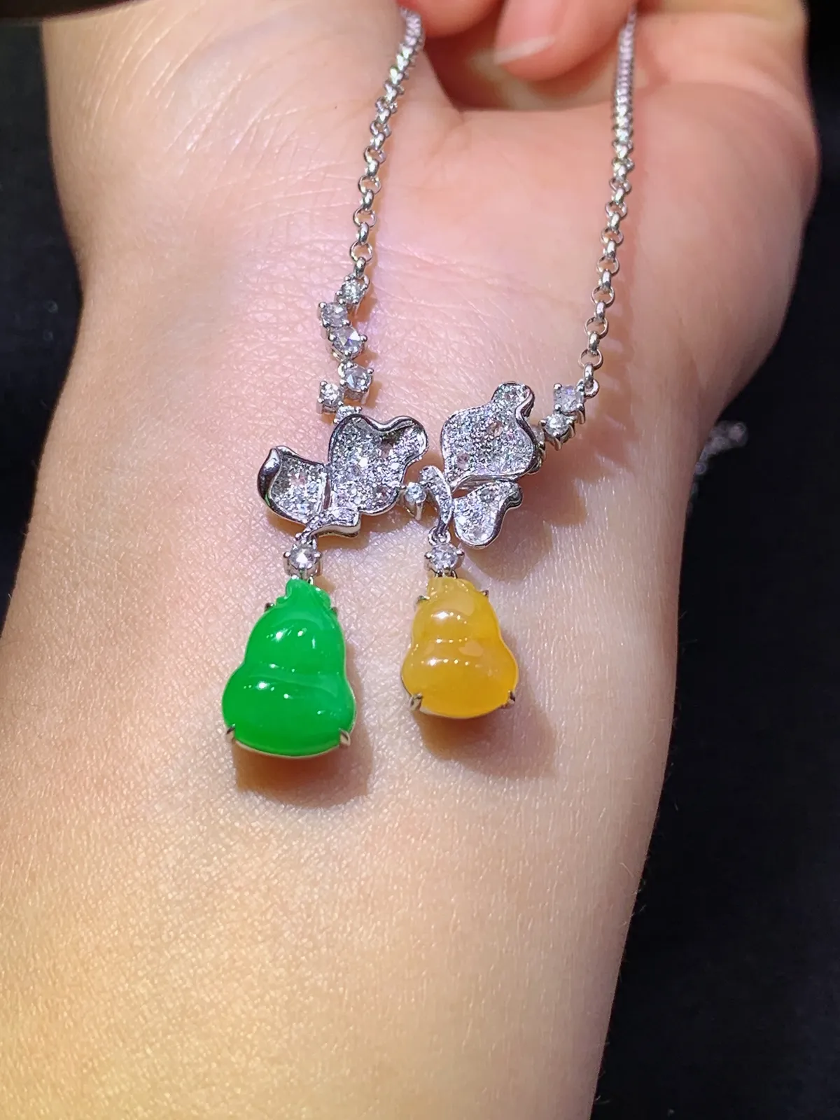 冰黄阳绿葫芦项链，18k金镶嵌，款式优雅，冰润细腻，种水足，裸石12.3*8.8*3