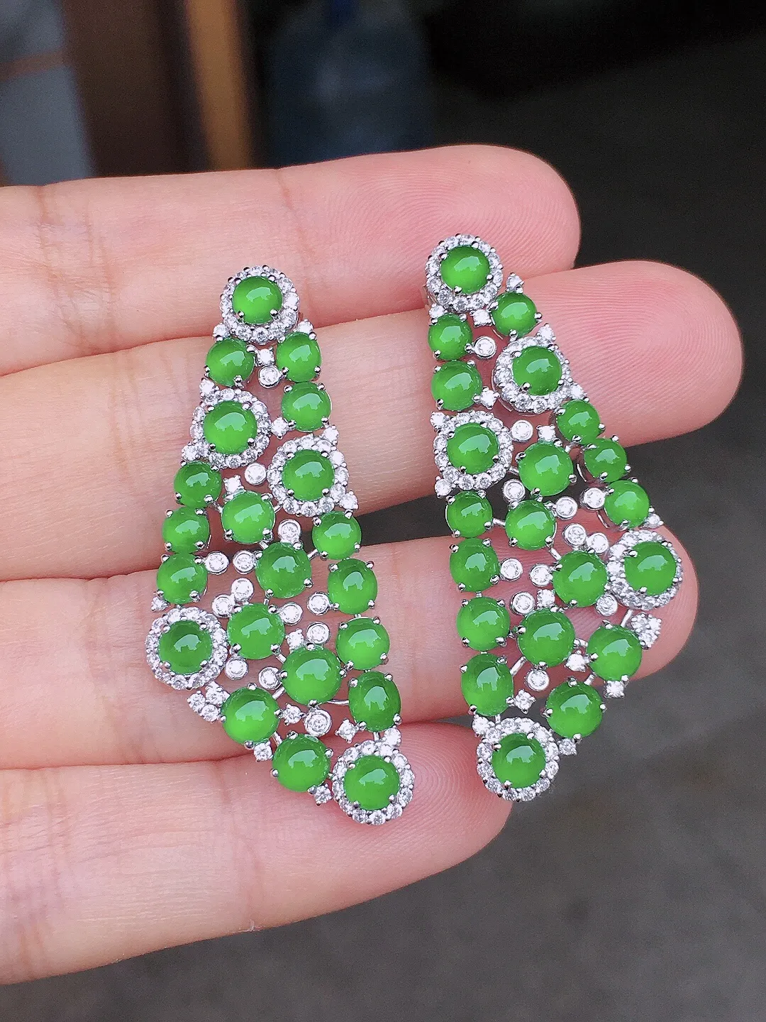 阳绿蛋面耳坠，色泽均匀艳丽，玉质细腻，荧光感超
强，饱满圆润，尽显优雅气质，18k
金豪华镶嵌