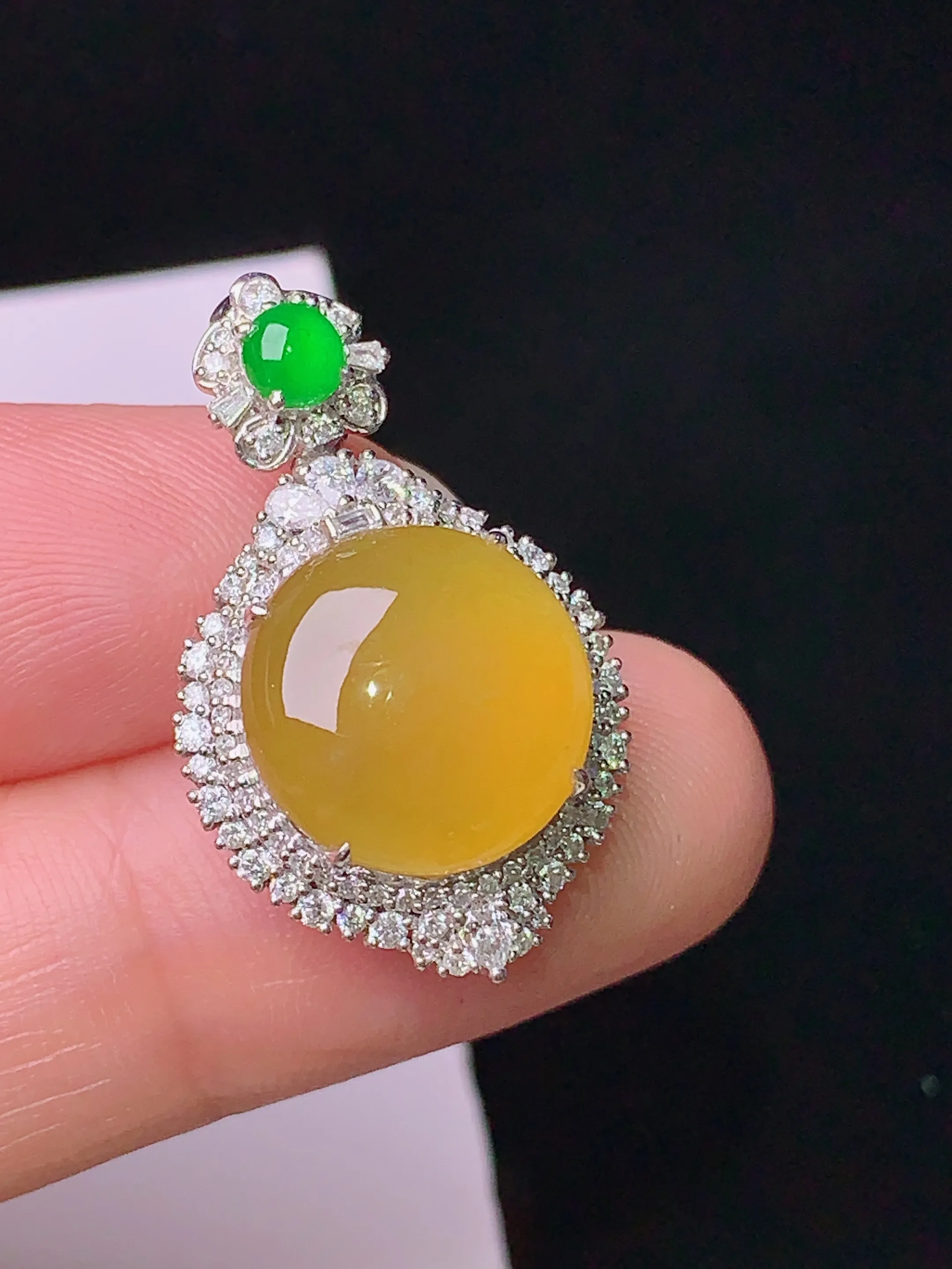 18k金钻镶嵌黄翡蛋面吊坠 玉质细腻 色泽清新艳丽 整体尺寸26.5*16.3*9.8