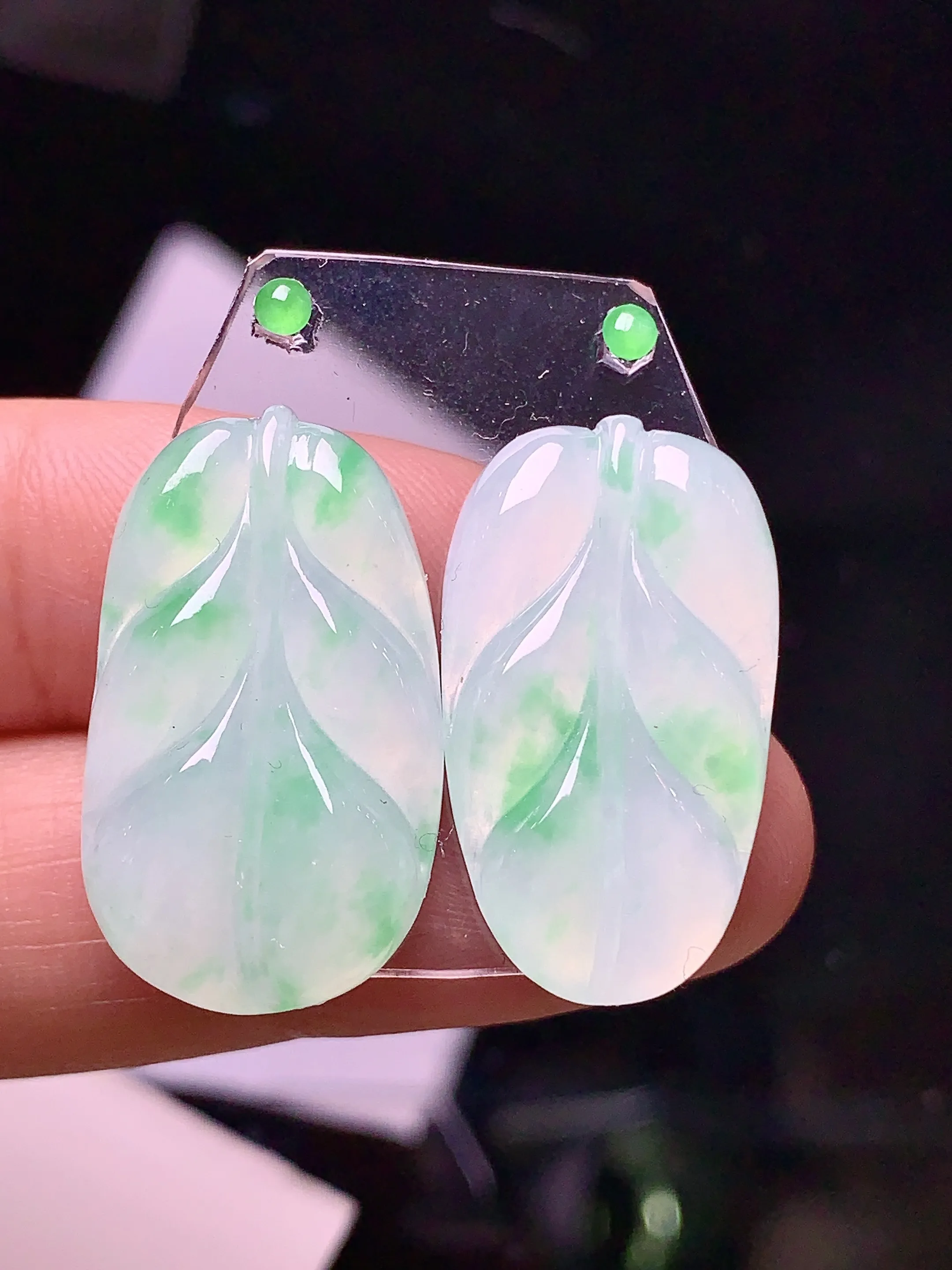 镶嵌款 飘绿树叶一对 玉质细腻 色泽清新艳丽 整体尺寸24.5*14.2*3.5