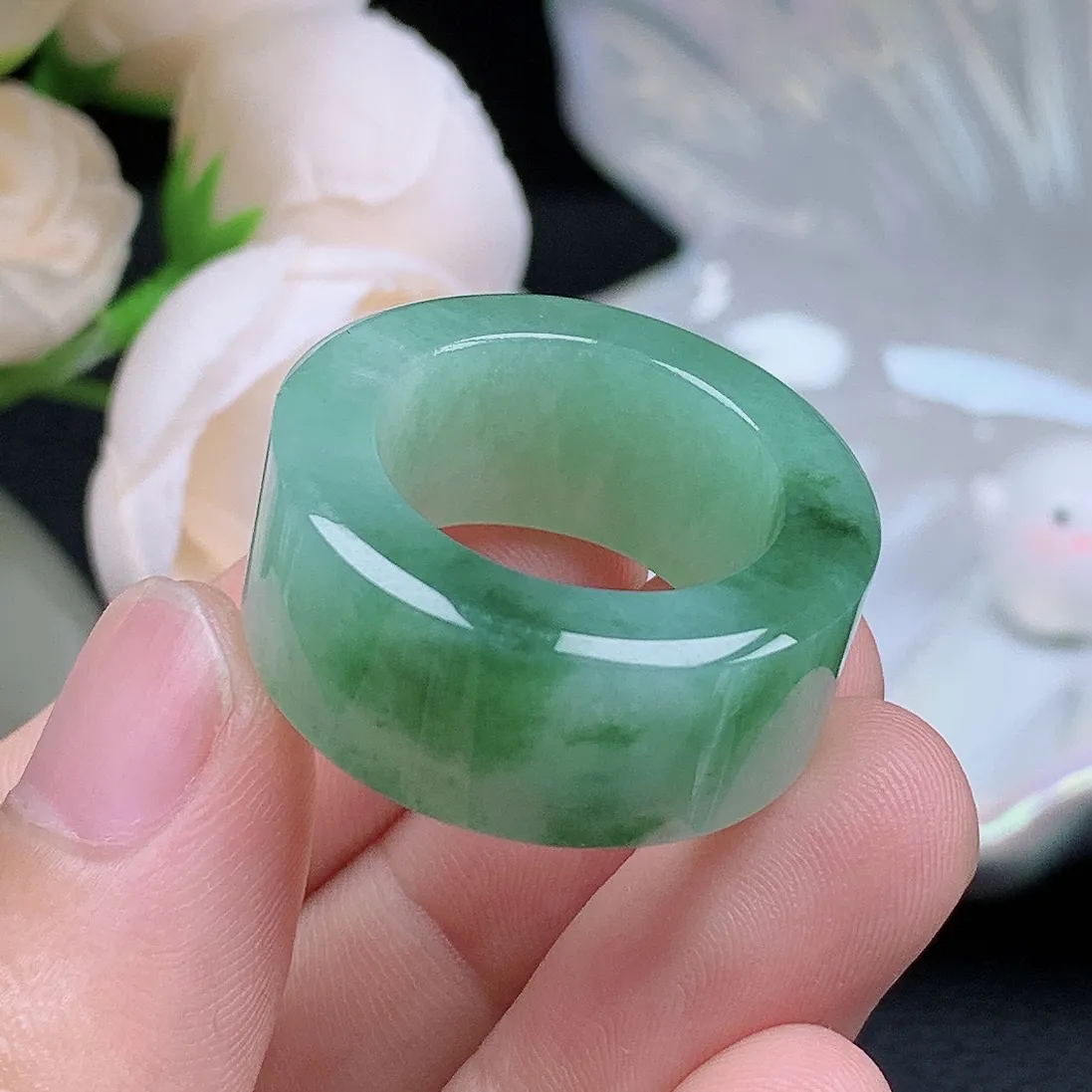 缅甸老坑种翡翠水润飘绿花扳指玉指环  水润通透 尺寸：19-12.2-5.3mm 20号圈口5S