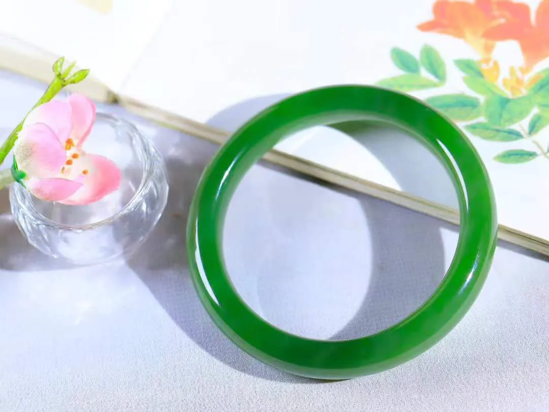 【碧波流转·手镯】

收藏级臻品️和田玉碧玉猫眼手镯，玉质细腻温润，手感舒适，️线条流畅，简