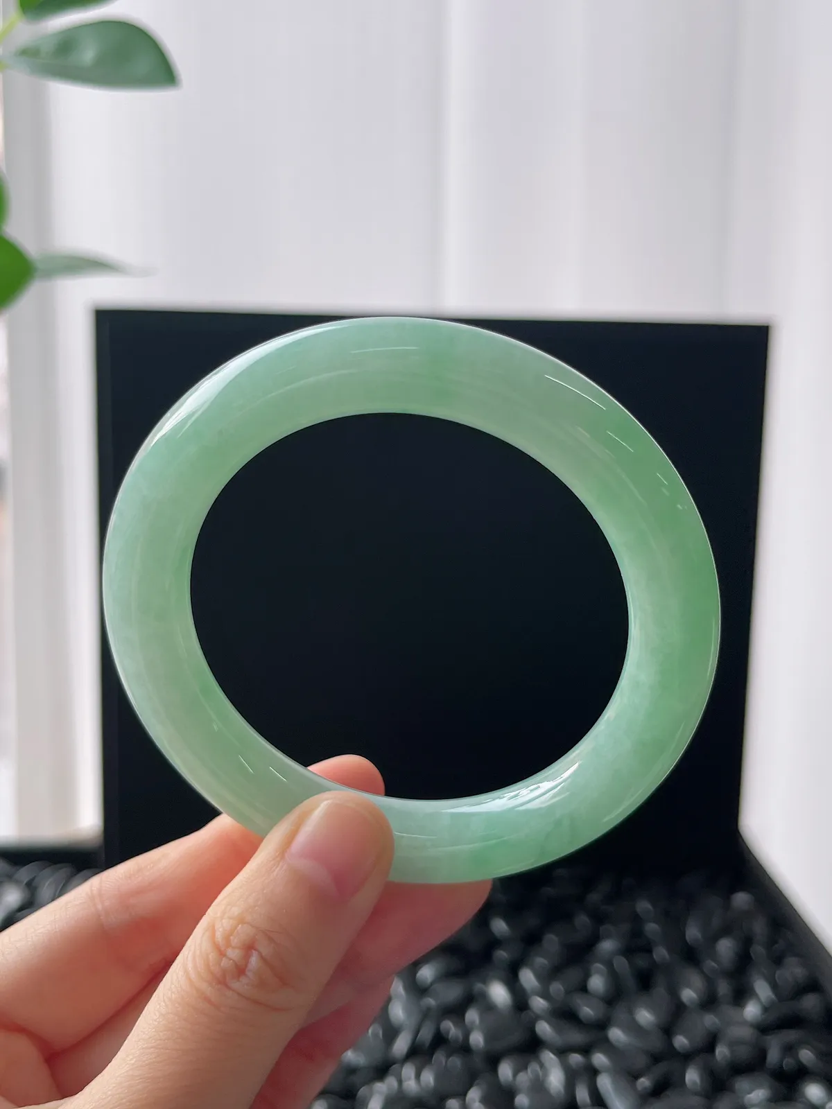 圆条55，翡翠冰糯种淡绿色手镯