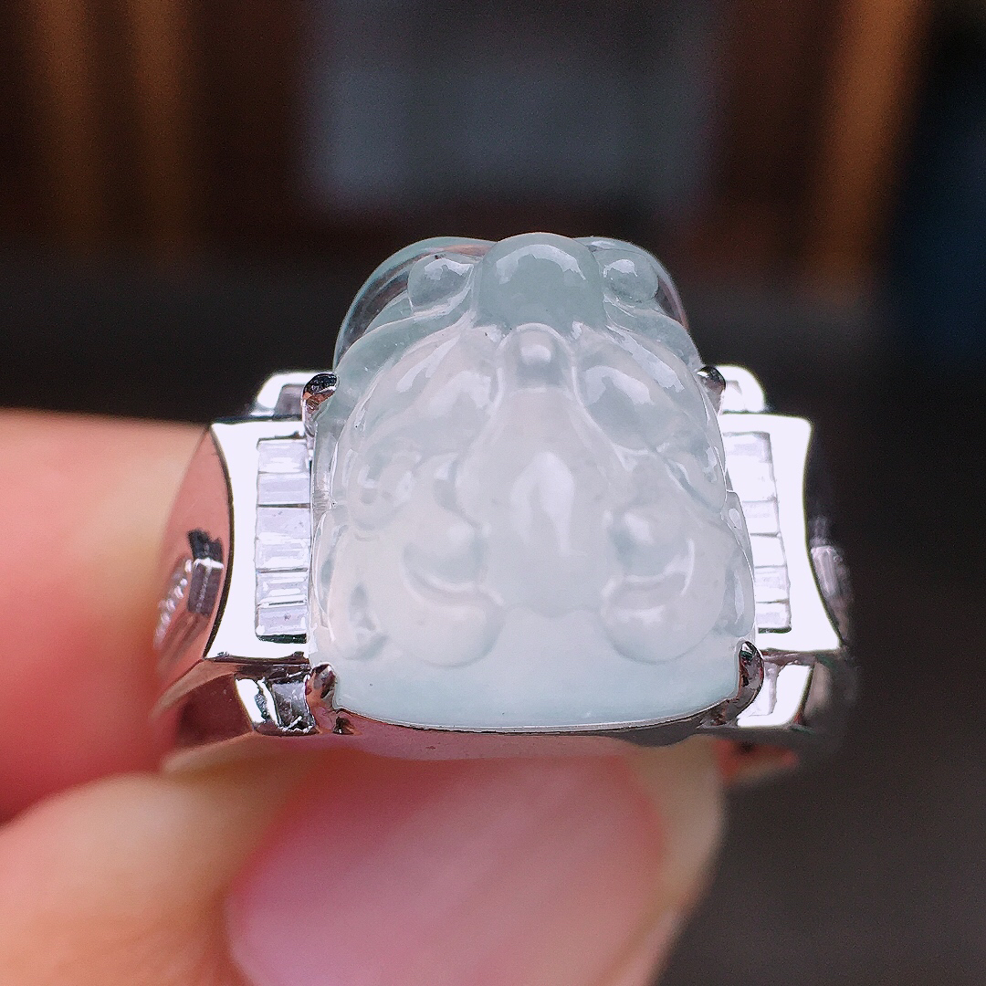 冰种貔貅戒指，玉质细腻，荧光感超
强，饱满圆润，尽显优雅气质，18k
金豪华镶嵌