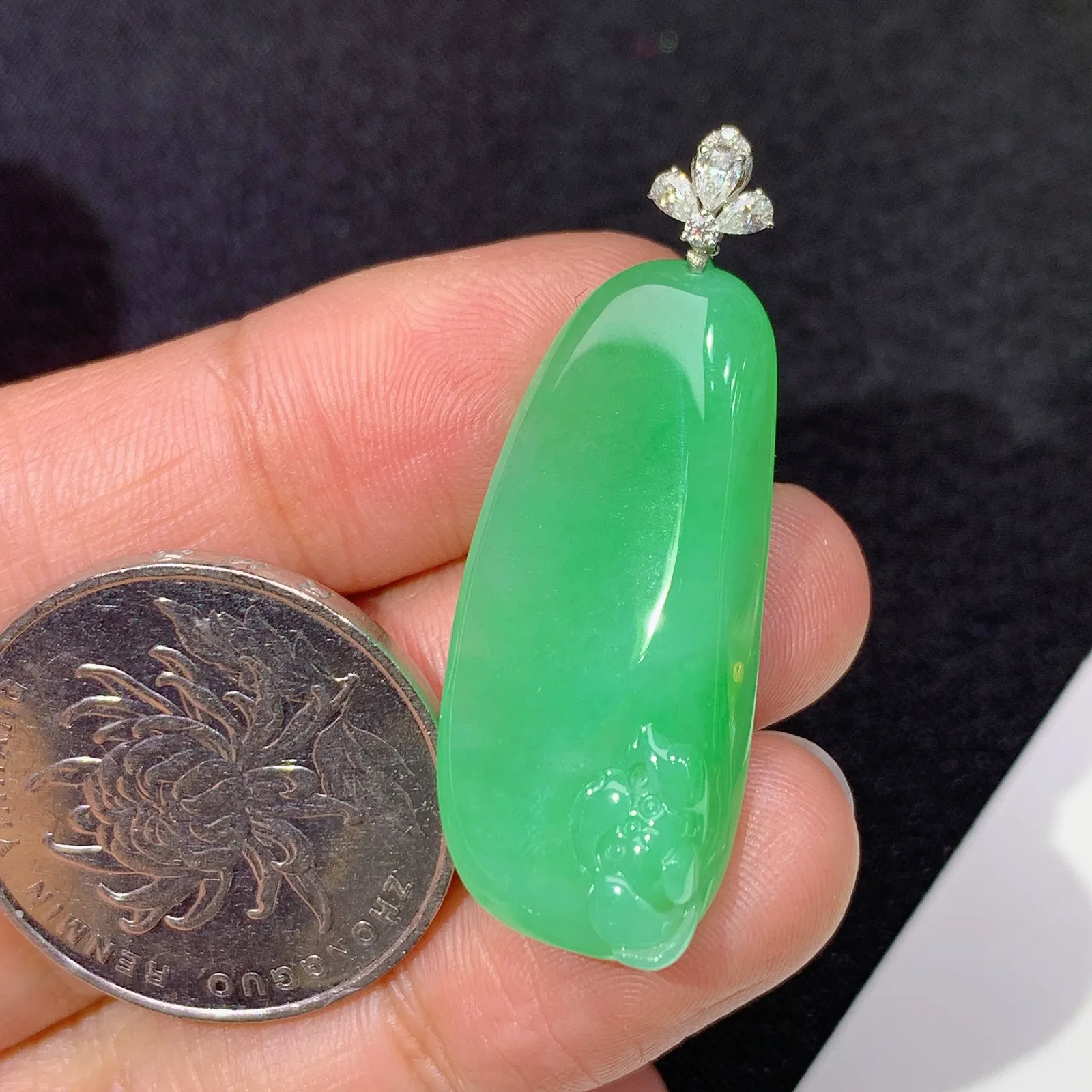飘绿福瓜吊坠，18k金镶嵌，冰润色阳，玉质细腻，种水足 尺寸38*14.2*5.8