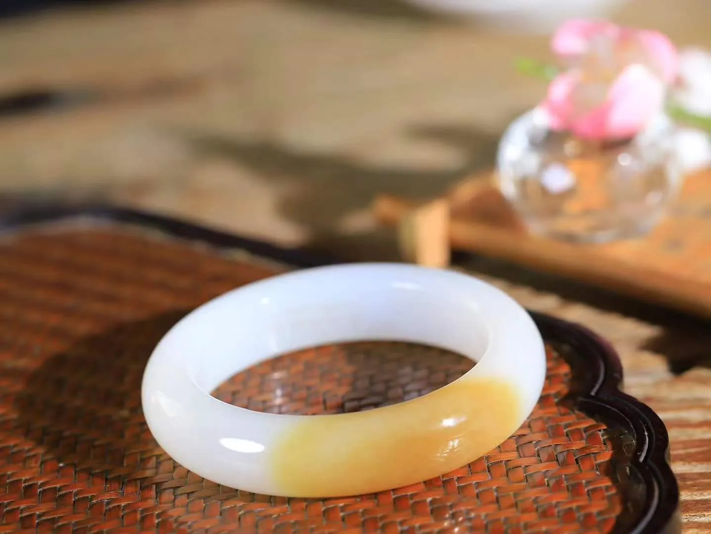 【腕间柔情.手镯】   

收藏级臻品️和田玉糖白玉手镯 玉质温润细腻 油性十足 古朴秀雅 轻抚岁