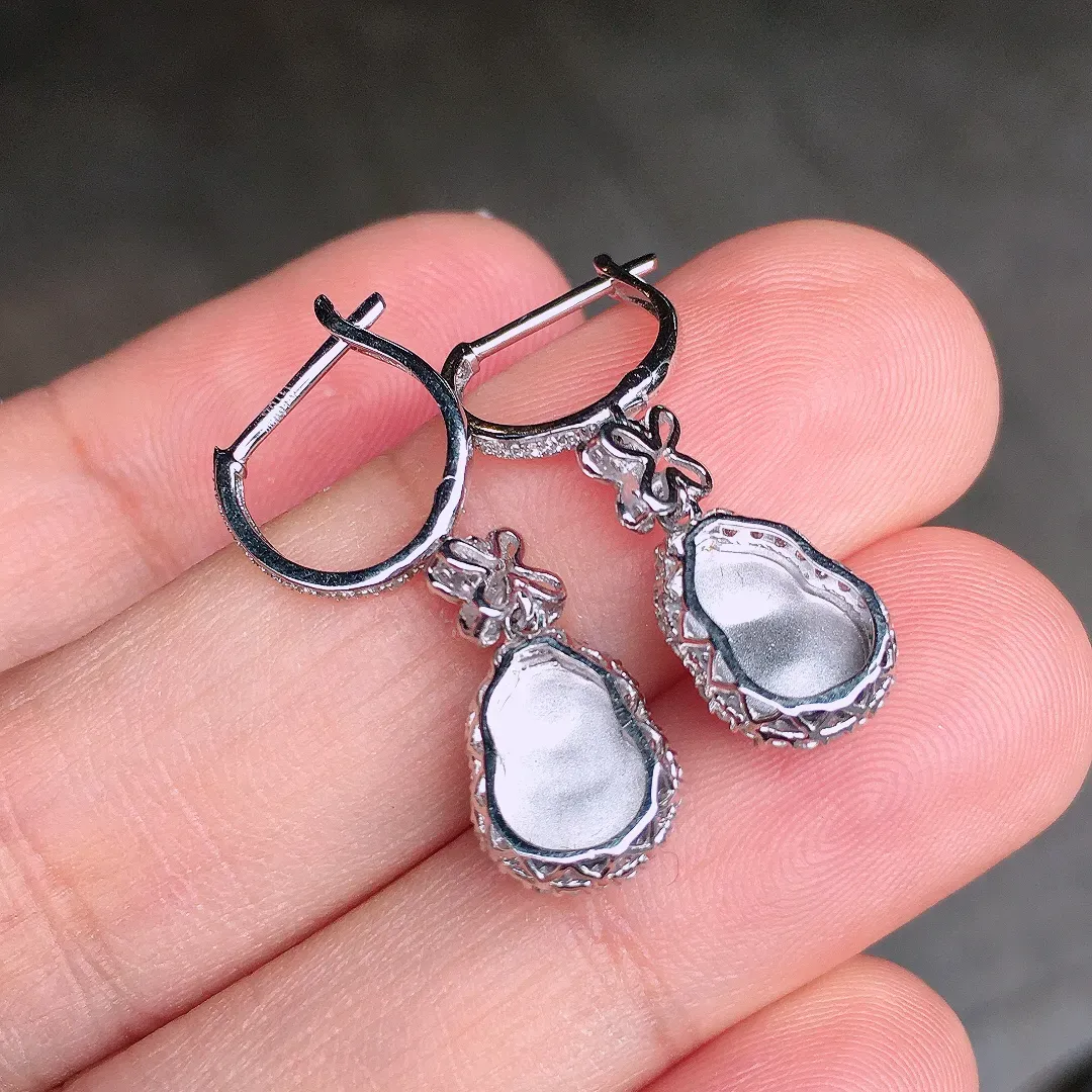 阳绿葫芦耳坠，色泽均匀艳丽，玉质细腻，荧光感超
强，饱满圆润，尽显优雅气质，18k
金豪华镶嵌