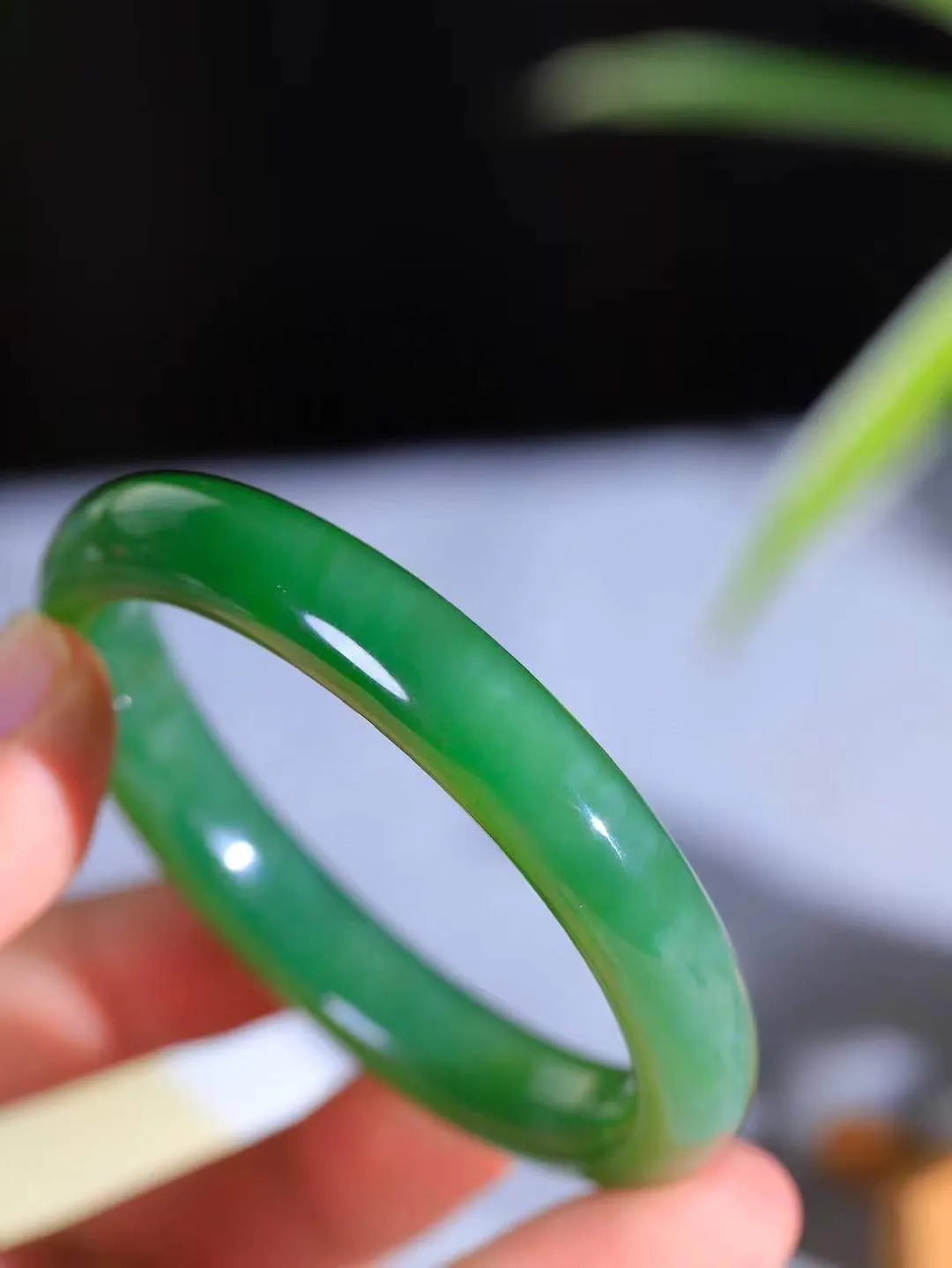 【碧波流转·手镯】

收藏级臻品️和田玉碧玉猫眼手镯，玉质细腻温润，手感舒适，️线条流畅，简约大气，美自天成，佩戴于腕间，婉约之美，举手投足间透出那份低调奢华，醉人心扉。
重50.7克 内径圈口57.5mm尺寸11.4-8.9mm  FDA-131101308