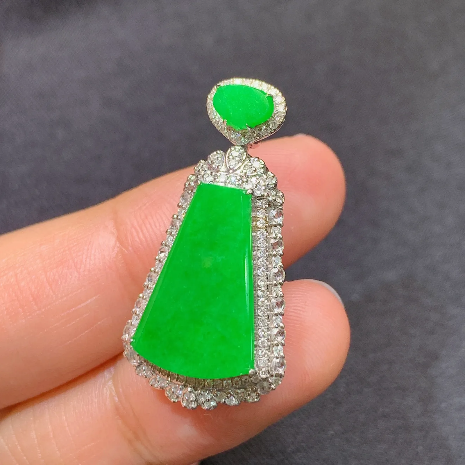 阳绿无事牌吊坠，18k金镶嵌，色泽鲜阳，冰润细腻，种水足 尺寸30*15.5*8.5