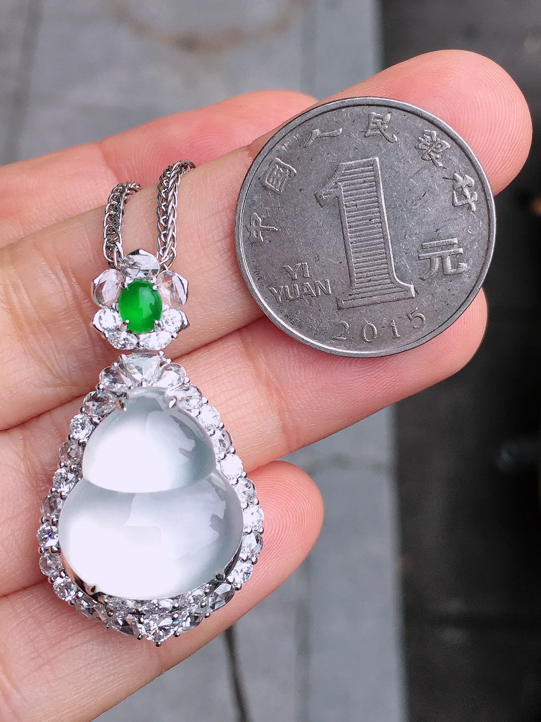 冰种大葫芦吊坠，玉质细腻，荧光感超
强，饱满圆润，尽显优雅气质，18k
金豪华镶嵌