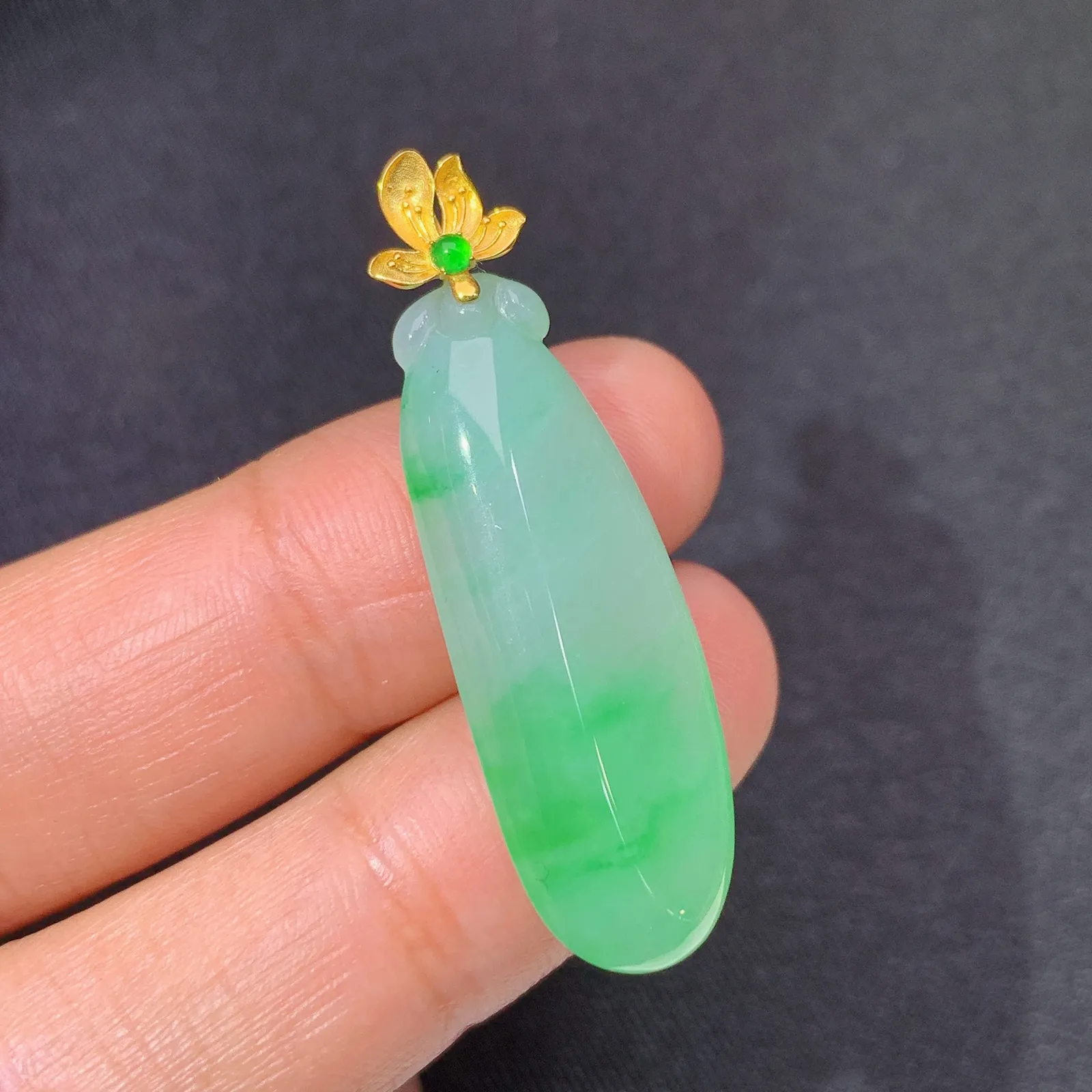 冰飘绿福瓜吊坠，18k金镶嵌，冰润色阳，玉质细腻，种水足 尺寸38.7*11.4*4.9