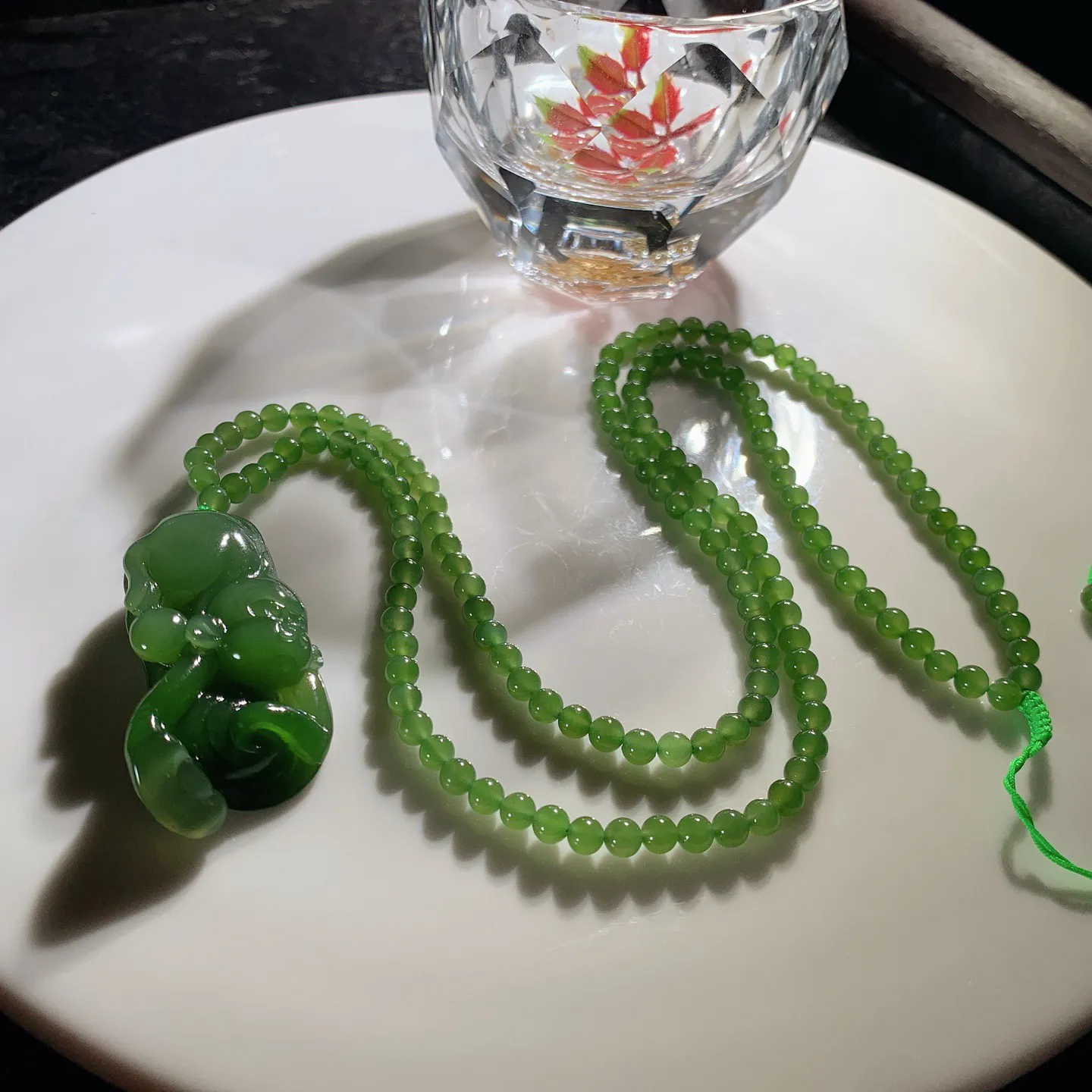 和田玉阳绿俄罗斯碧玉灵猴献寿猴子挂件。尺寸41/22/11重28克。玉质细腻油润。手推出油。佩戴高端典雅。lt251113