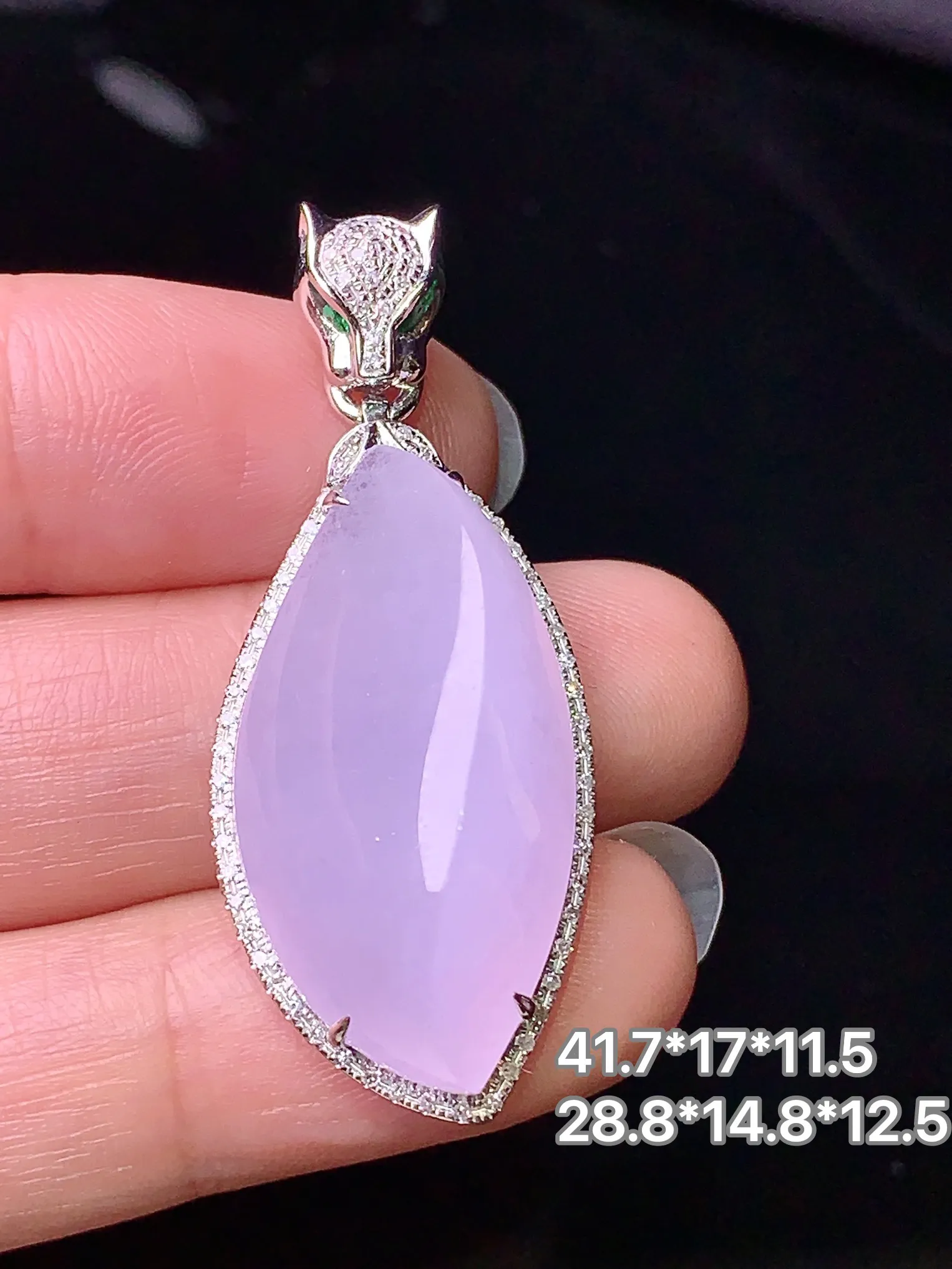 18k金钻镶嵌紫罗兰随形吊坠 玉质细腻 色泽清新艳丽 整体尺寸41.7*17*11.5