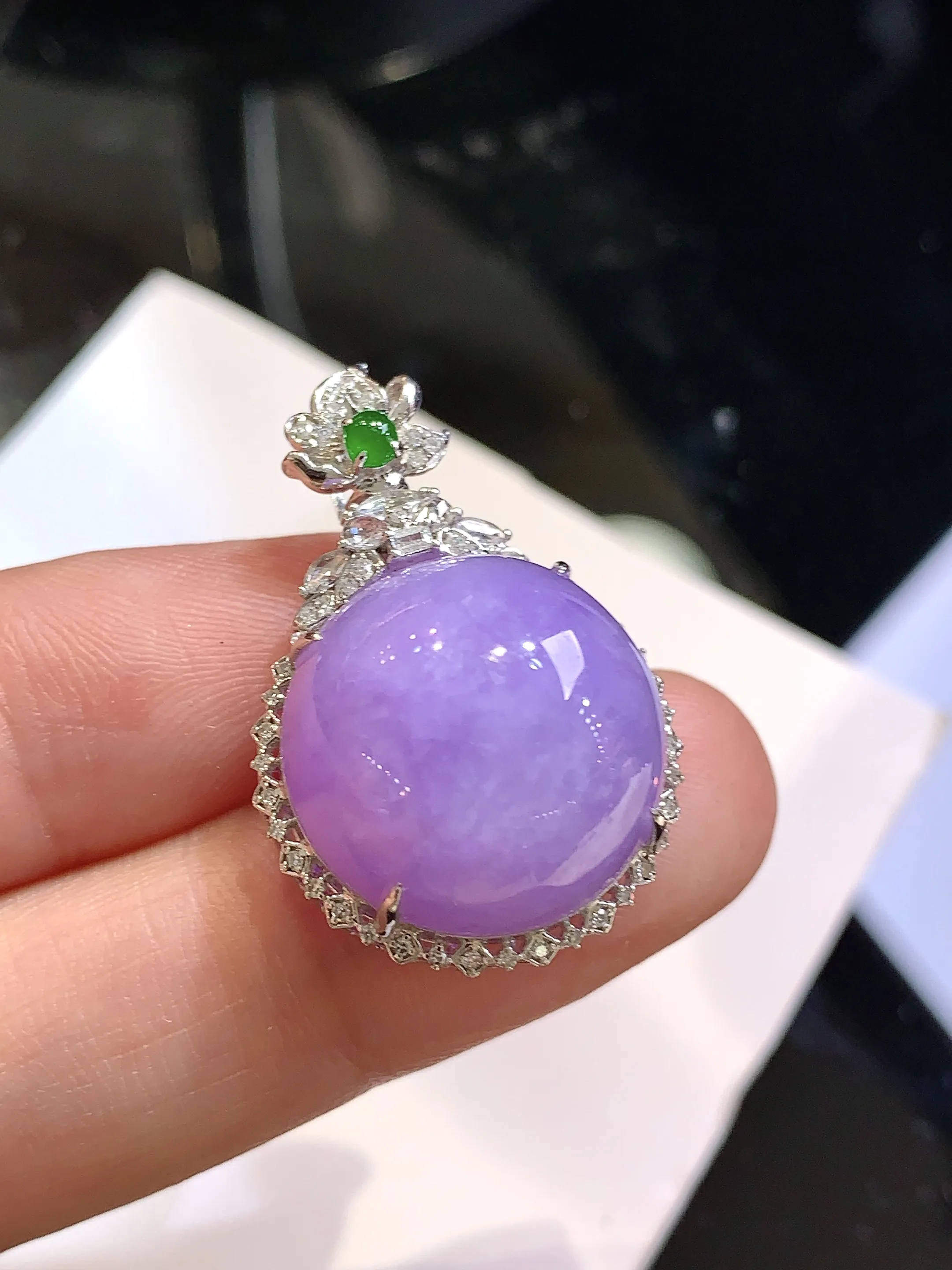 18k金钻镶嵌紫罗兰蛋面吊坠 玉质细腻 色泽清新艳丽 整体尺寸28.8*19.2*12.5