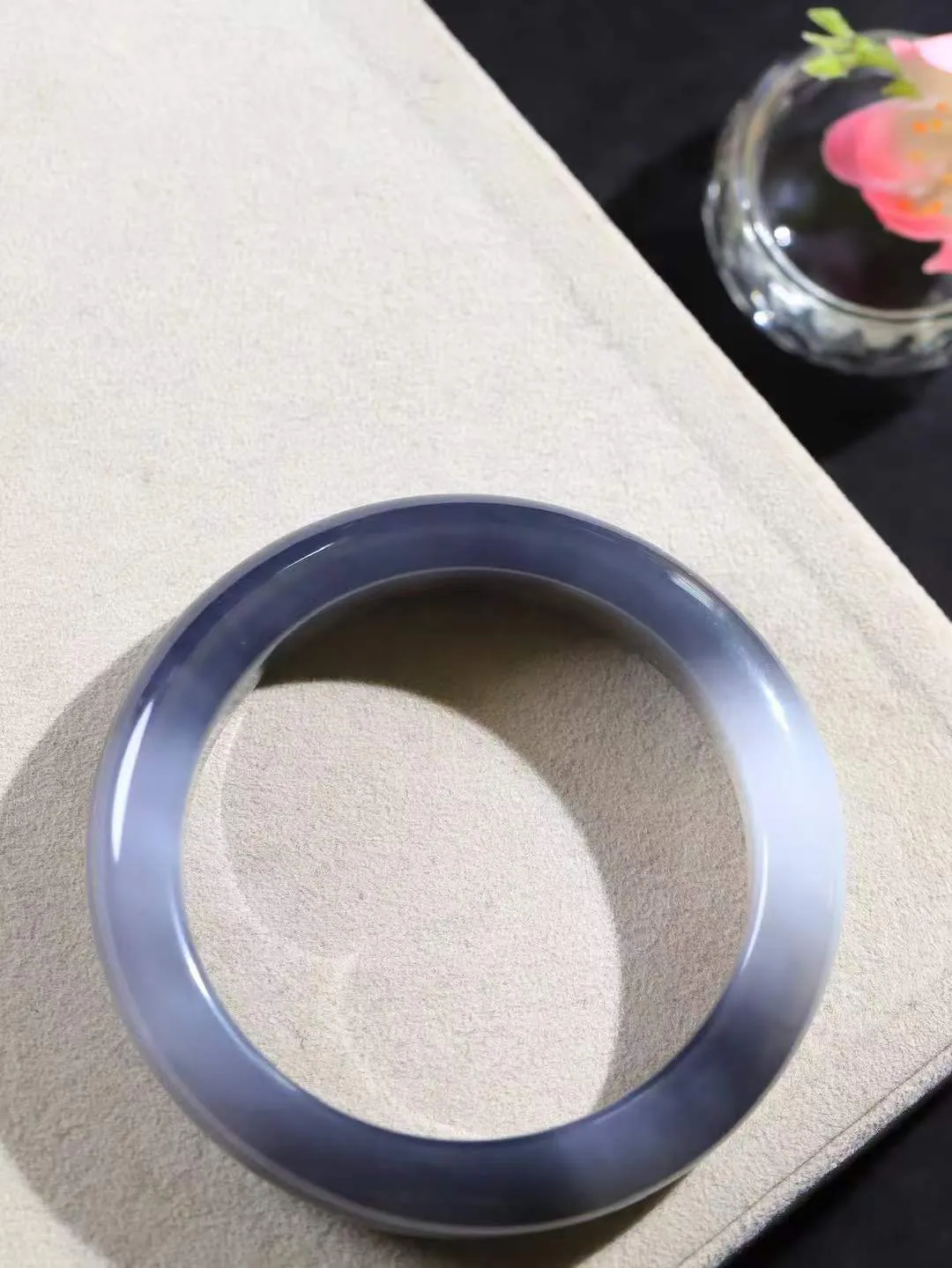 （一见钟情.手镯）

精品️和田玉烟紫白双色手镯，玉质温和莹润，精光内蕴，手感舒适。整器简约，打磨光洁，让人爱不释手，料美艺精，萦绕于手，尽显高贵之姿。重74.5克 内径58.5mm尺寸14.5-9.8mm   FDL-101101373