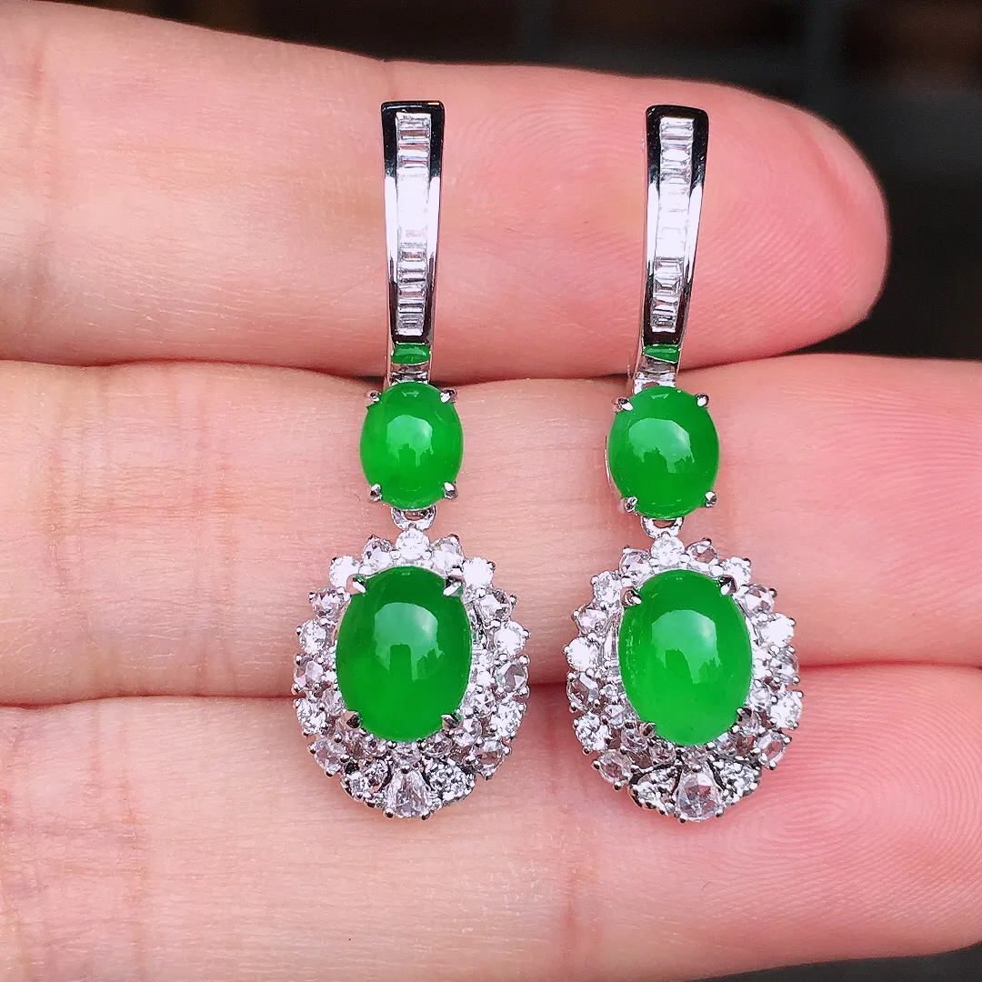 阳绿蛋面耳坠，色泽均匀艳丽，玉质细腻，荧光感超
强，饱满圆润，尽显优雅气质，18k
金豪华镶嵌