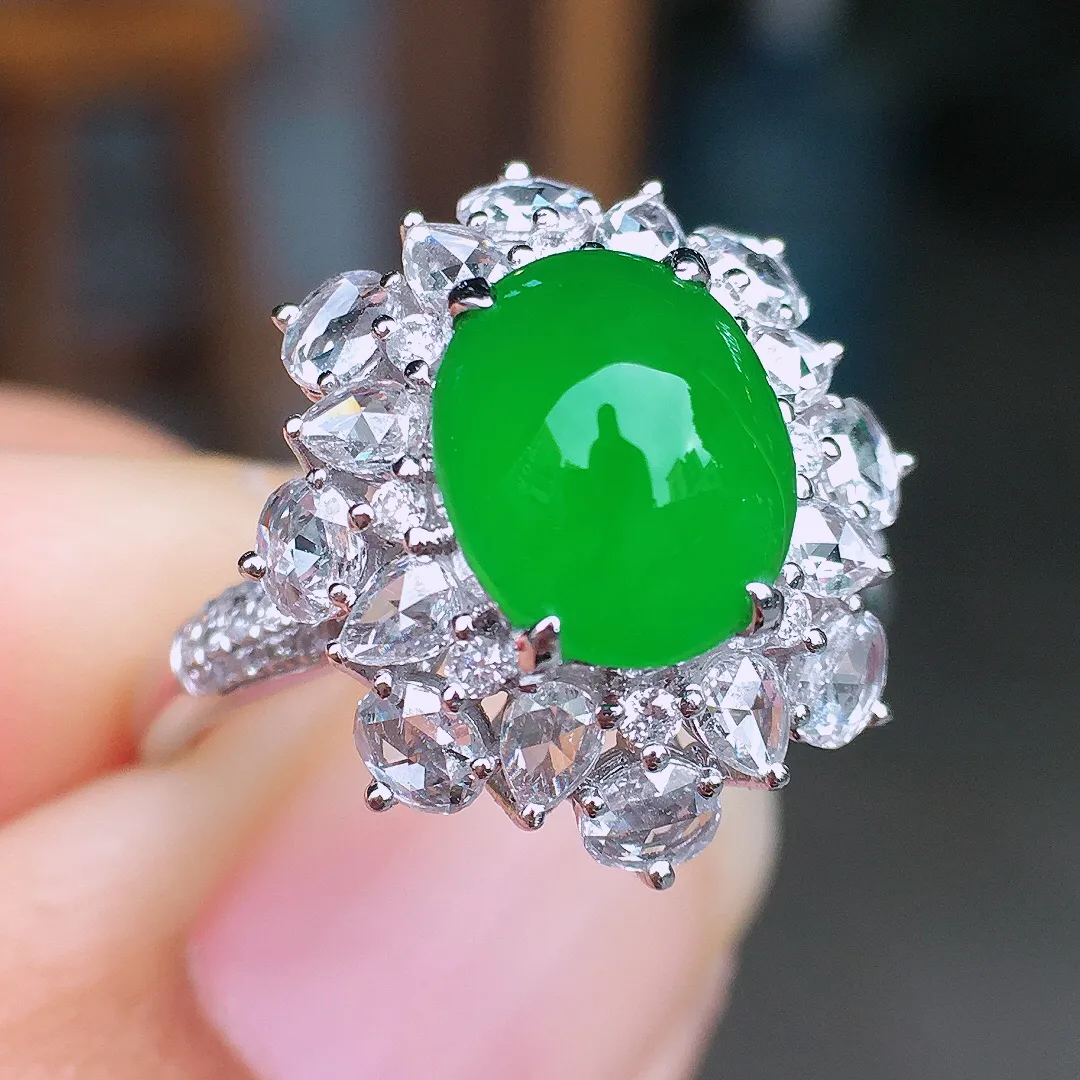 阳绿蛋面戒指，色泽均匀艳丽，玉质细腻，荧光感超
强，饱满圆润，尽显优雅气质，18k
金豪华镶嵌