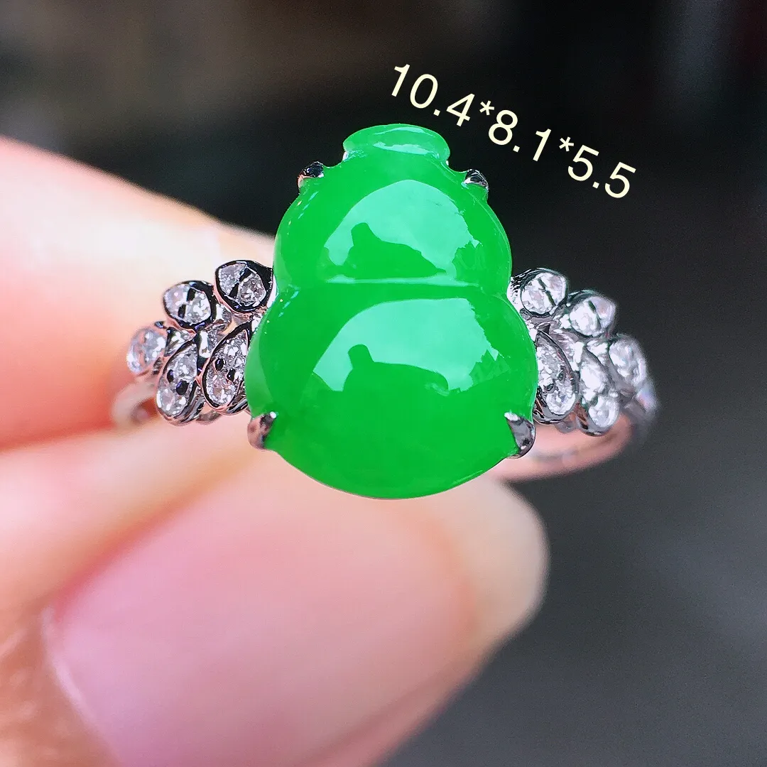 阳绿葫芦戒指，色泽均匀艳丽，玉质细腻，荧光感超
强，饱满圆润，尽显优雅气质，18k
金豪华镶嵌