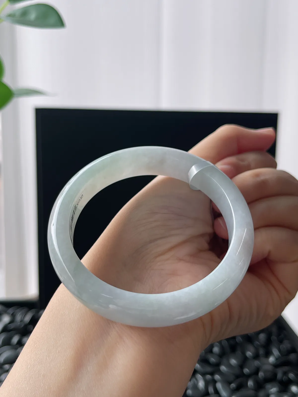 正圈55.9圈口，翡翠糯化种淡绿色手镯