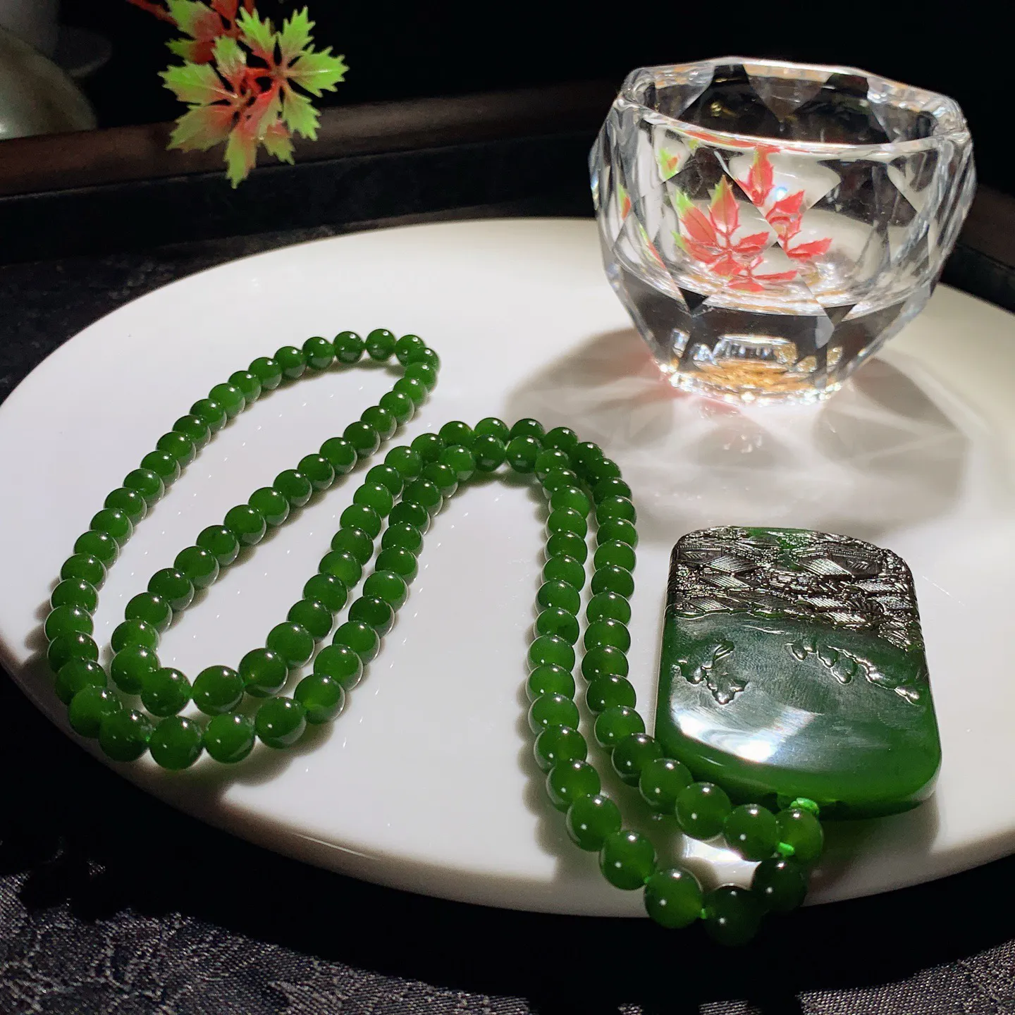 和田玉七号矿红皮料阳绿俄罗斯碧玉山水怡情牌子挂件。尺寸54/33/7重69.5克。玉质细腻油润。手推出油。佩戴高端典雅。lt251113