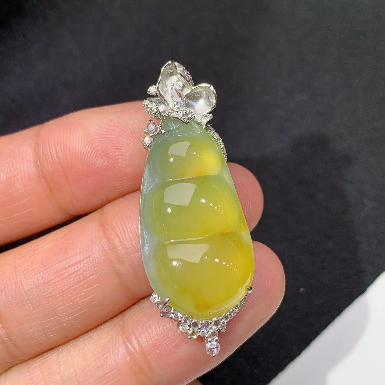 冰黄翡福豆吊坠，18k金镶嵌，冰透水润，颜色鲜亮 尺寸40*14.8*6.8