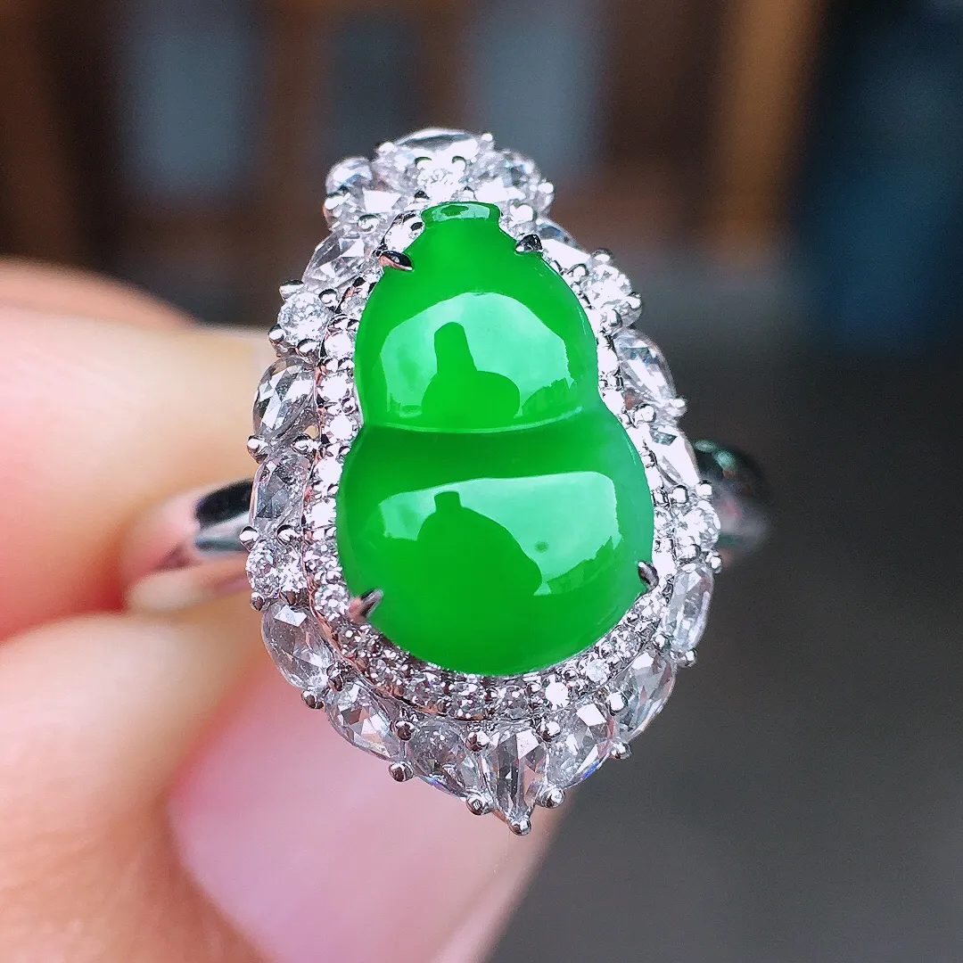 阳绿葫芦戒指，色泽均匀艳丽，玉质细腻，荧光感超
强，饱满圆润，尽显优雅气质，18k
金豪华镶嵌