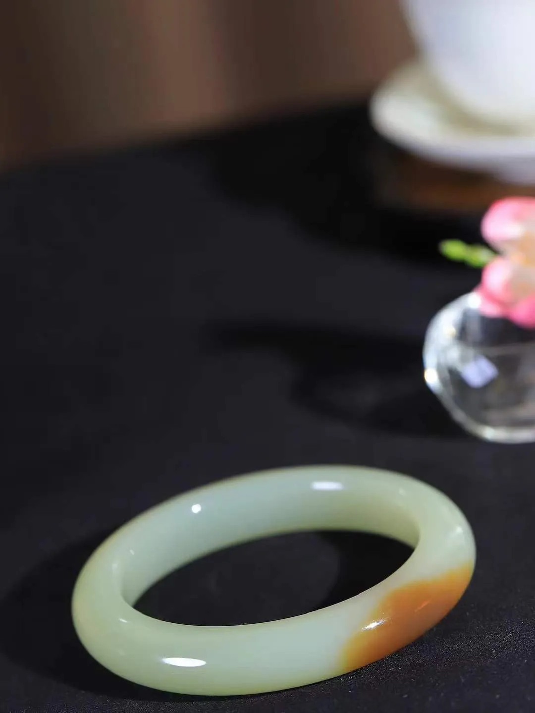 【暖玉生香·手镯】

精品和田玉糖白玉手镯，质地油润细腻，色泽高贵典雅，镯型古朴典雅。在诗情画意的