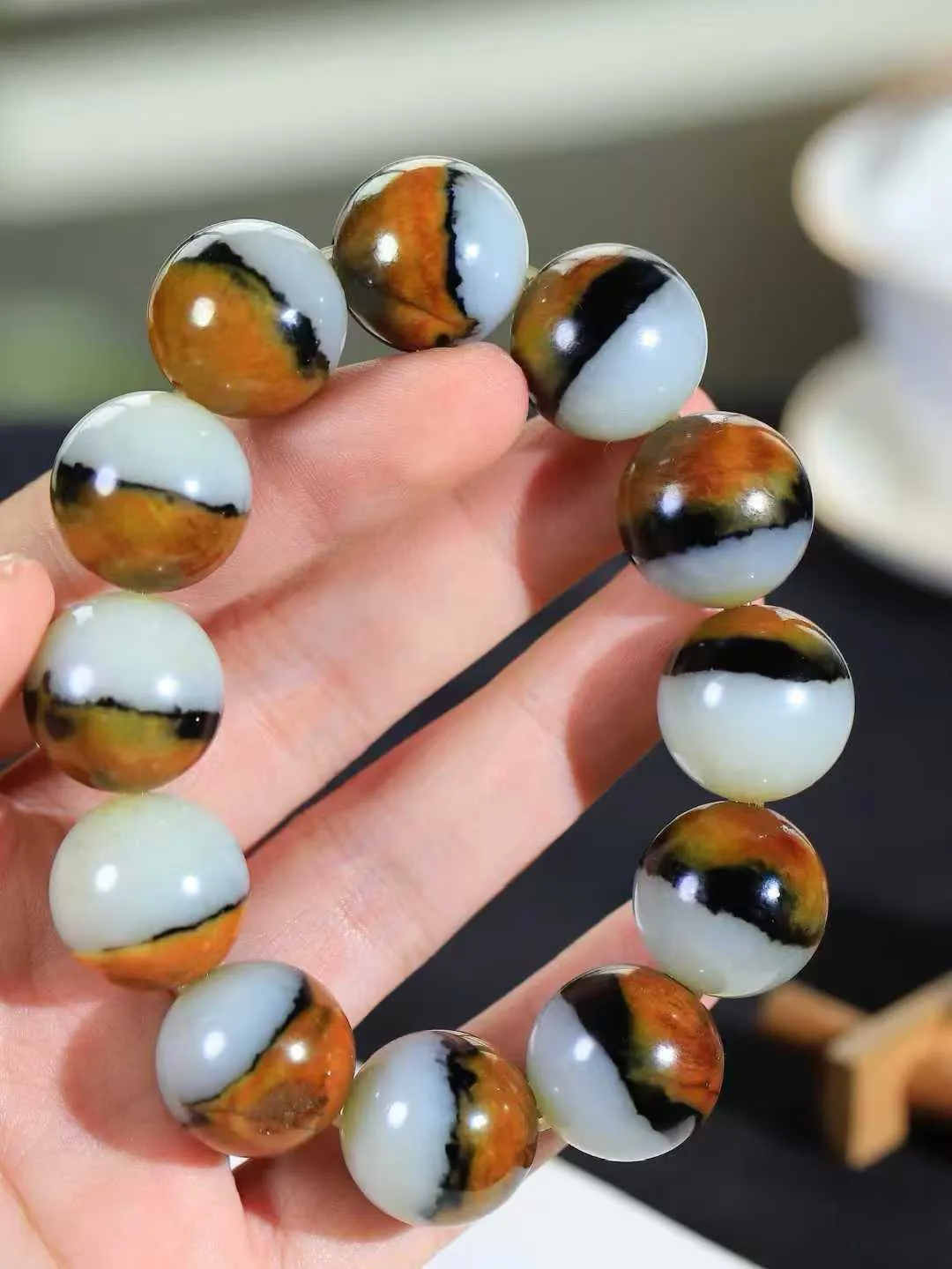 【珠圆玉润.手串】

精品️和田玉三色珠圆玉润手串 玉质温润细腻  整串打磨圆润，佩戴舒适。珠珠落玉盘，间关莺语花底滑，一生美好时光，无论身在何处，都有它相伴相守。事事顺遂，幸福美满，吉祥如意。重144.4克 尺寸取一19.9mm  FDA-22110633