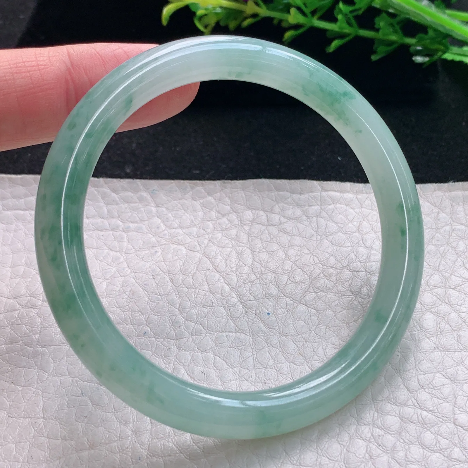 n自然光55*7.3*7.8叮当镯 缅甸翡翠a货手镯冰飘花圆条美人镯我