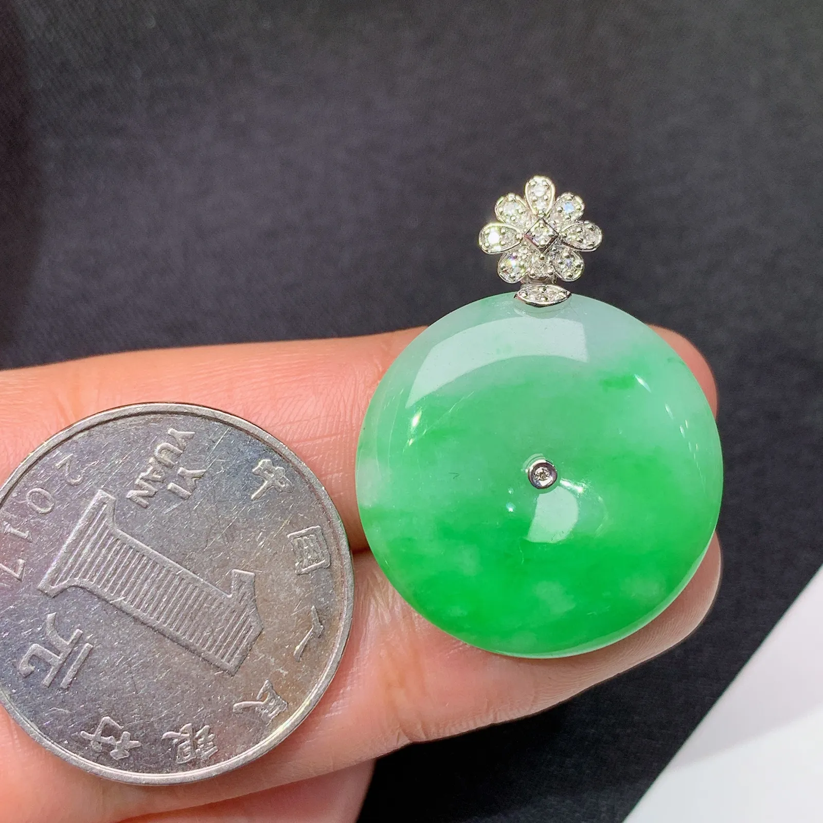 阳绿平安扣吊坠，18k金镶嵌，色泽鲜阳，冰润细腻，种水足 尺寸30.6*23.6*5.2