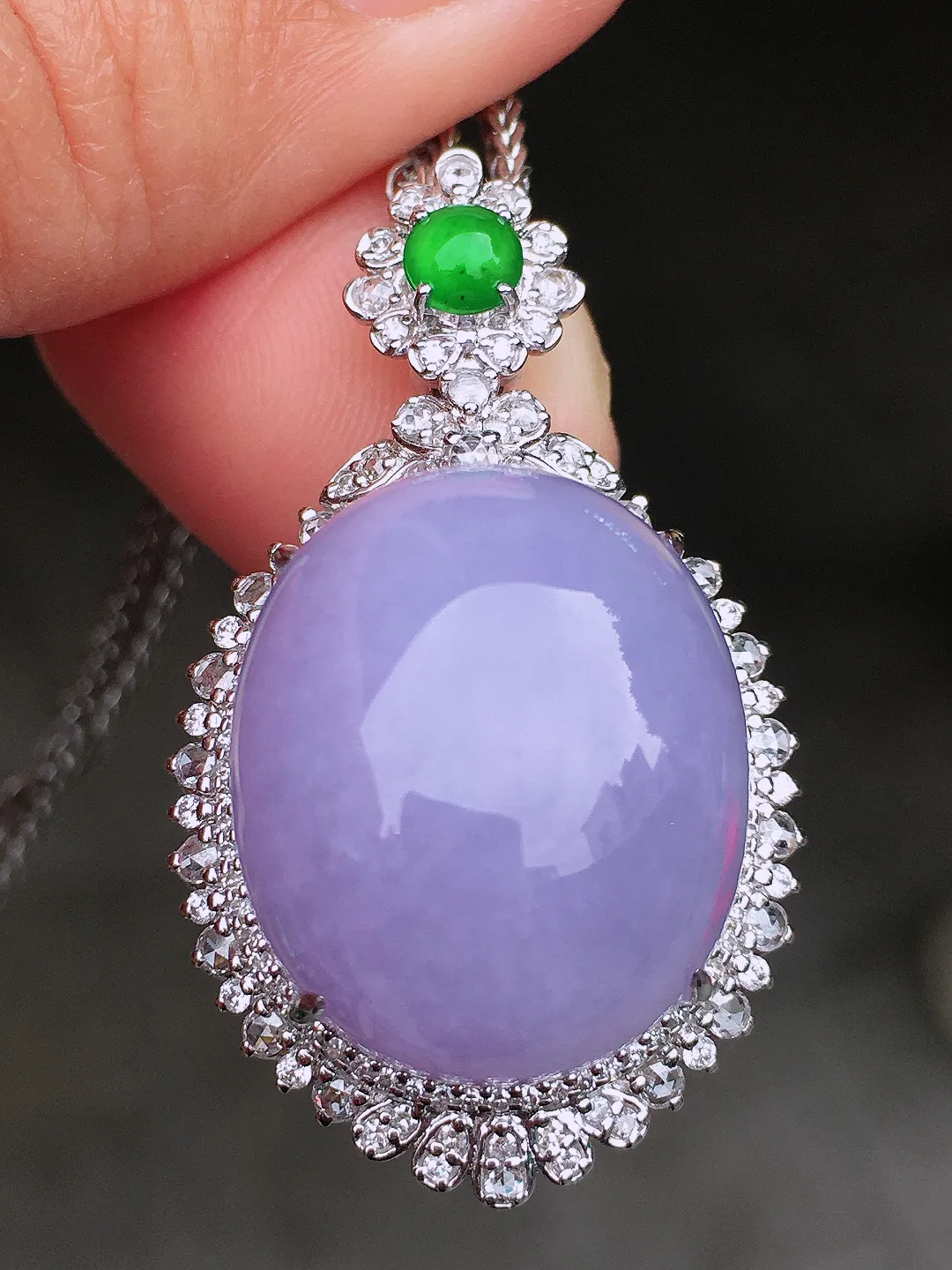 紫罗兰蛋面吊坠，色泽均匀艳丽，玉质细腻，荧光感超
强，饱满圆润，尽显优雅气质，18k
金豪华镶嵌