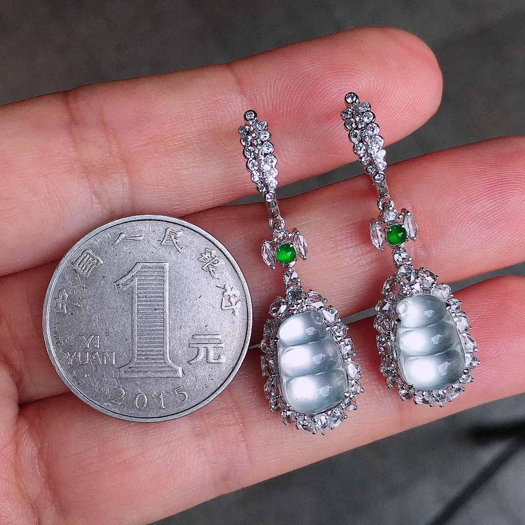 冰种福豆耳坠，玉质细腻，荧光感超
强，饱满圆润，尽显优雅气质，18k
金豪华镶嵌