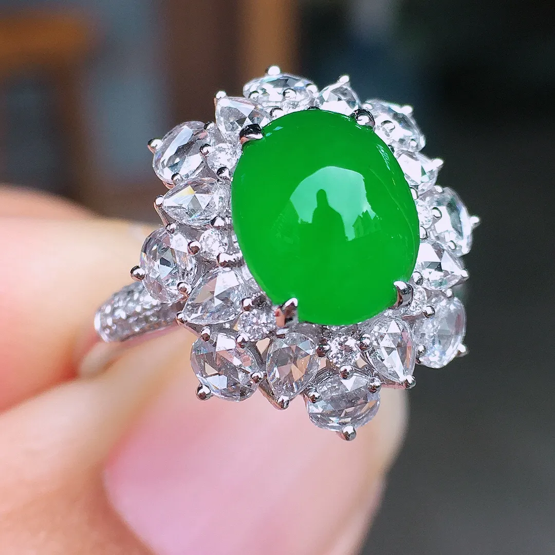 阳绿蛋面戒指，色泽均匀艳丽，玉质细腻，荧光感超
强，饱满圆润，尽显优雅气质，18k
金豪华镶嵌