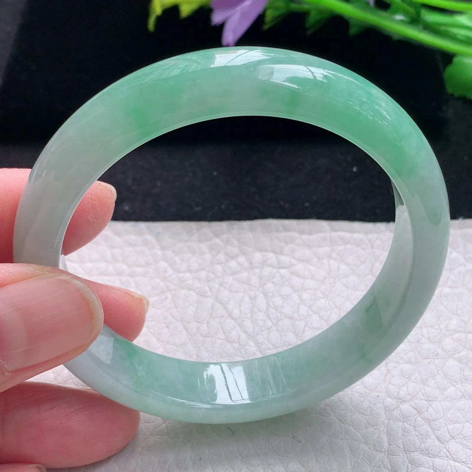 js自然光55*12.5*7.3平安镯 缅甸翡翠a货手镯飘绿清新宽边玉手环