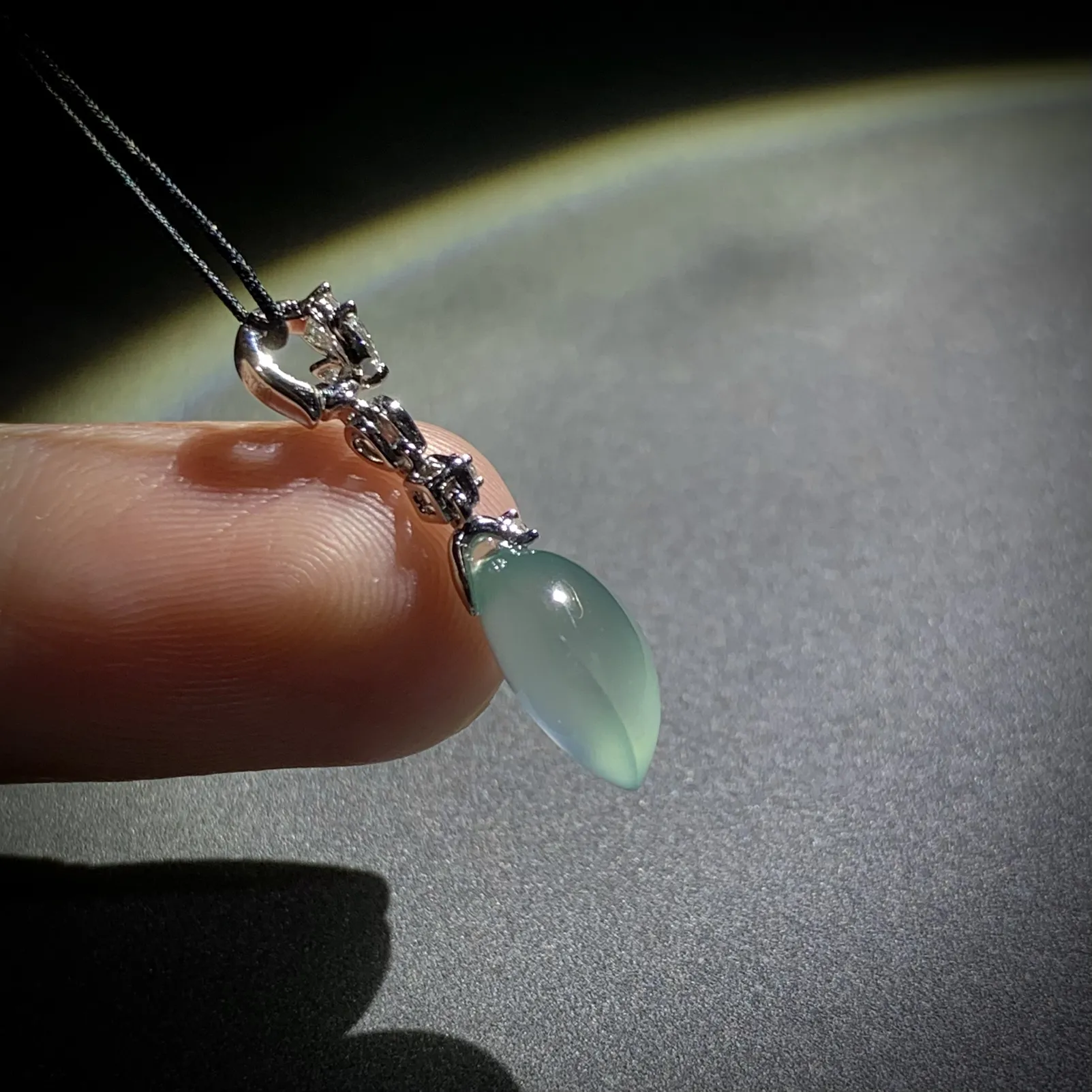 精致福瓜，
24.8-裸石约12-8-5.5mm，
18K金，南非钻