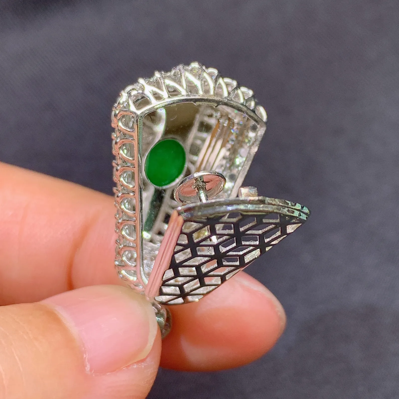 阳绿无事牌吊坠，18k金镶嵌，色泽鲜阳，冰润细腻，种水足 尺寸30*15.5*8.5