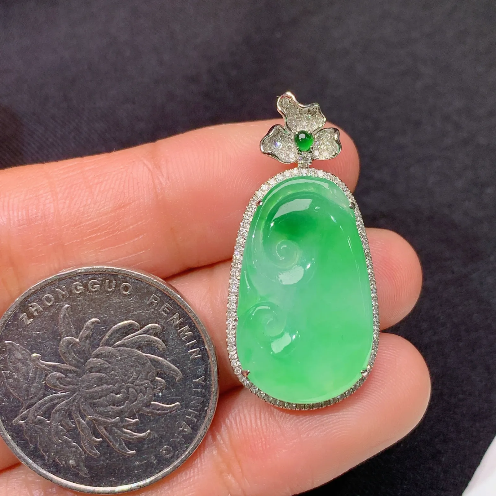 冰飘绿如意吊坠，18k金镶嵌，冰润色阳，玉质细腻，种水足 尺寸32.9*16.2*6.2