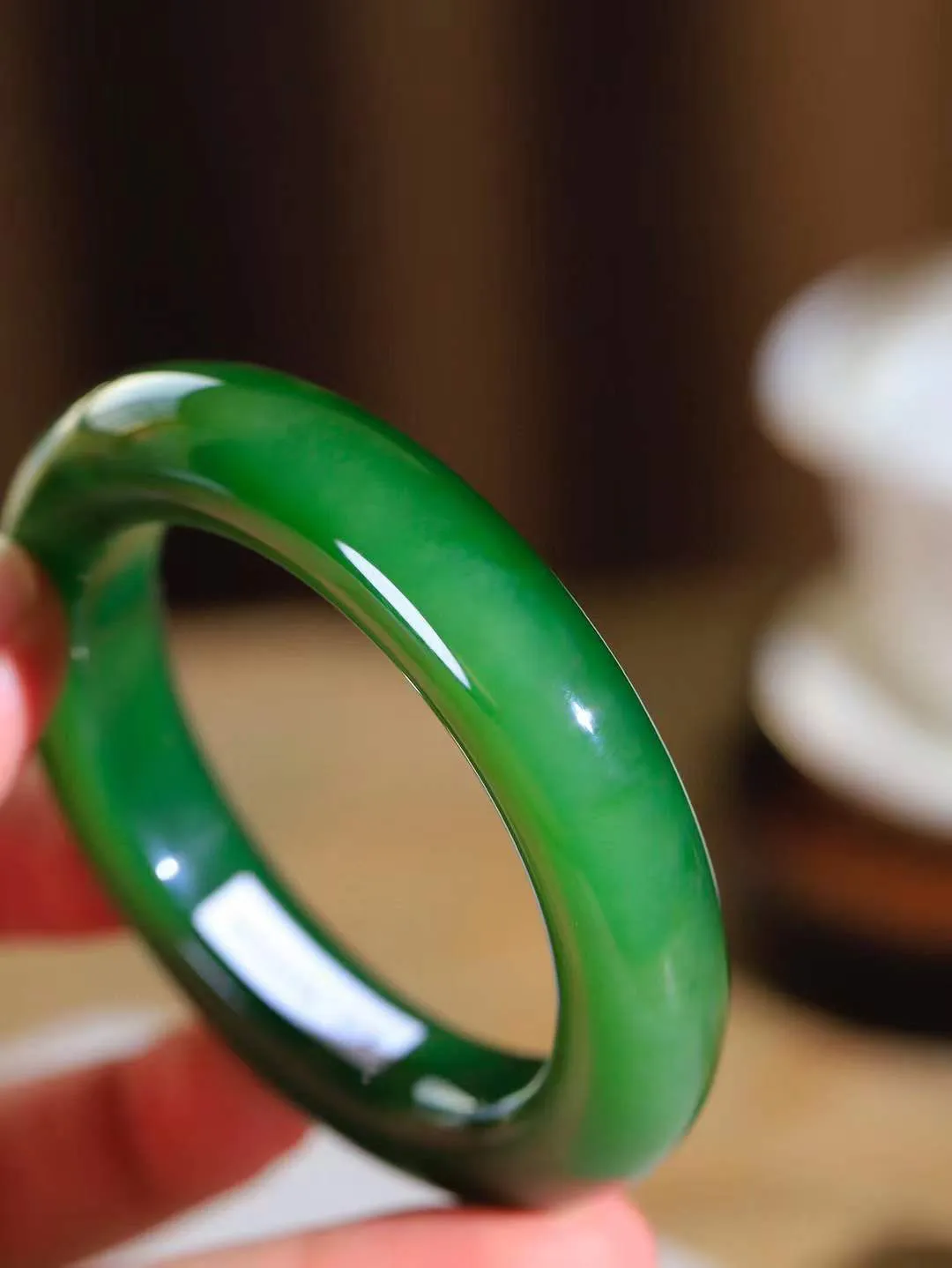 【碧波流转·手镯】

典藏级臻品️和田玉碧玉猫眼手镯，玉质细腻温润，手感舒适，️线条流畅，简约大气，美自天成，佩戴于腕间，婉约之美，举手投足间透出那份低调奢华，醉人心扉。
重84.2克 内径圈口56mm尺寸13.8-11.6mm  FDA-131101308