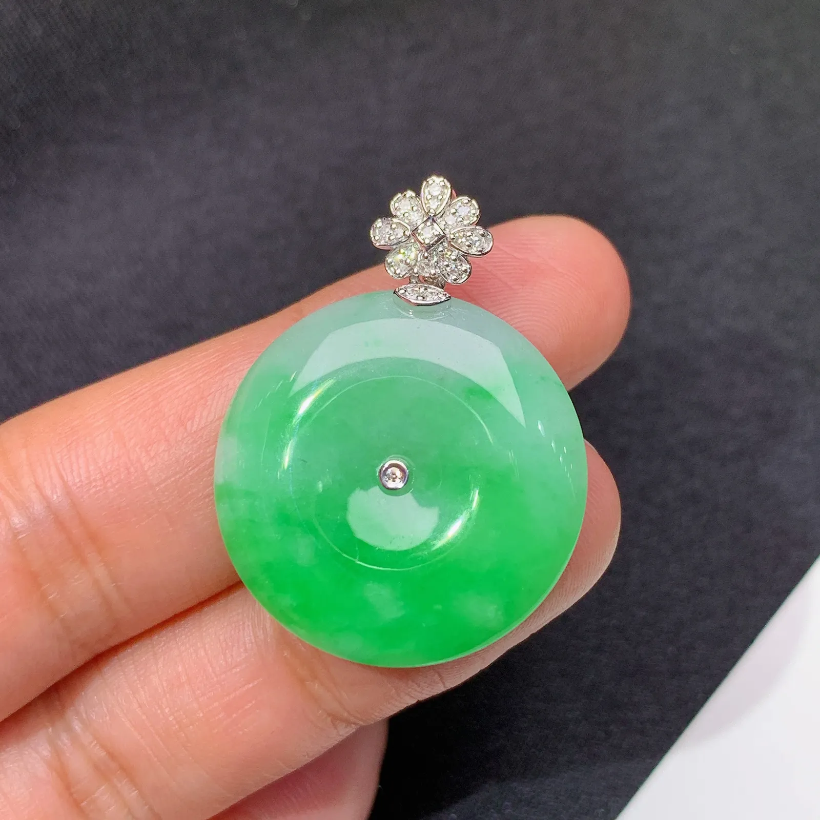 阳绿平安扣吊坠，18k金镶嵌，色泽鲜阳，冰润细腻，种水足 尺寸30.6*23.6*5.2