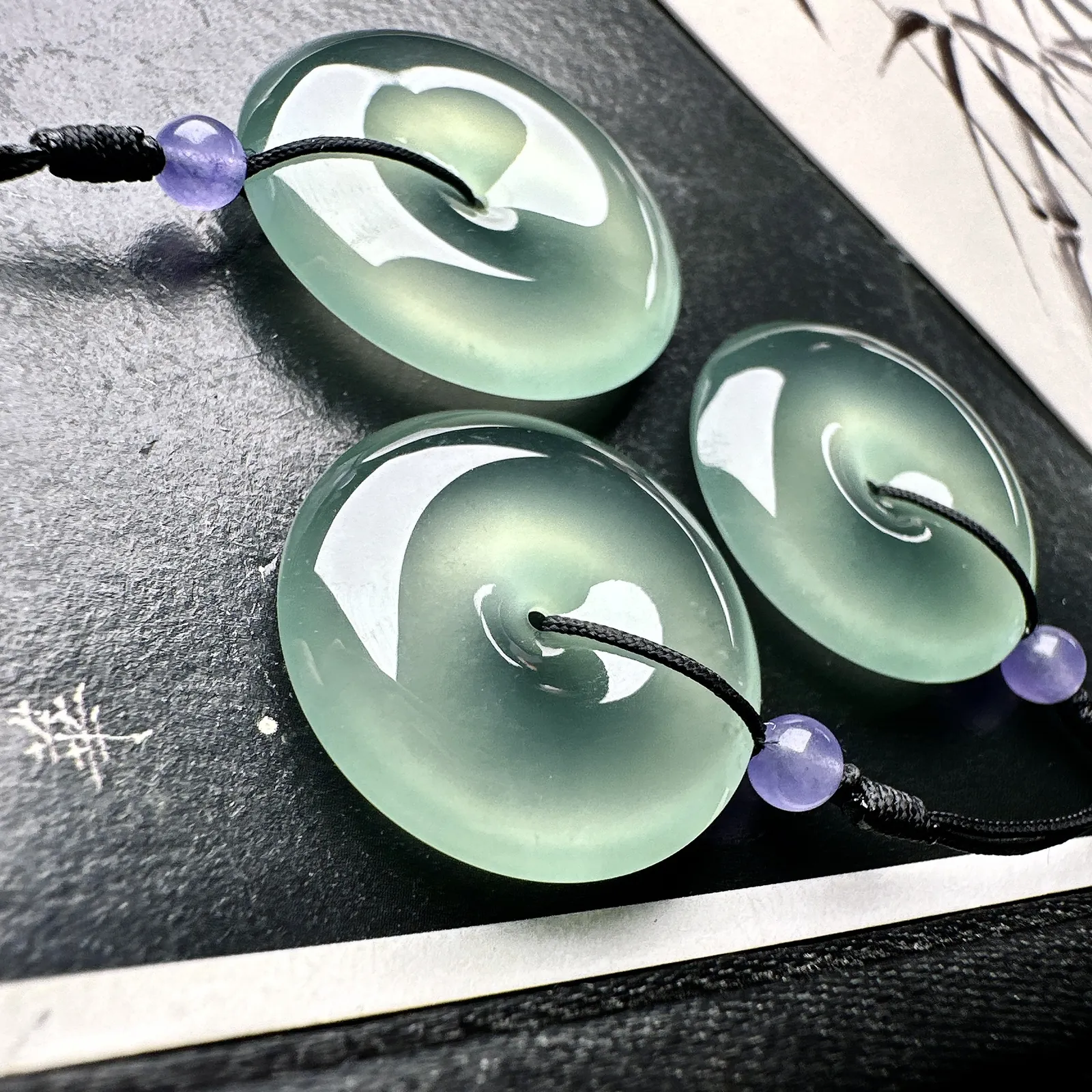 【冰种晴绿平安扣三件】质地细腻，品质很好，冰感十足，胶感明显，收藏品质。尺寸22.6*4.9毫米，尺寸23.6*5.3毫米