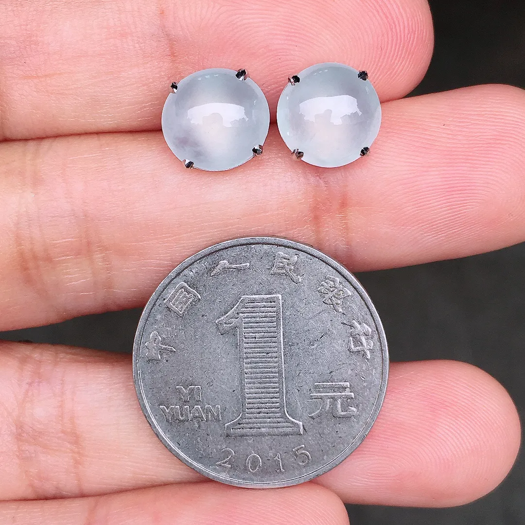 冰种蛋面耳钉，玉质细腻，荧光感超
强，饱满圆润，尽显优雅气质，18k
金豪华镶嵌