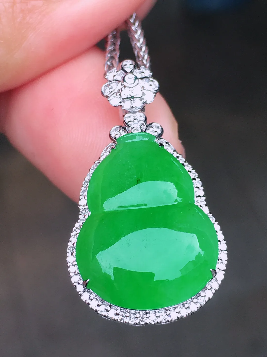 阳绿葫芦吊坠，色泽均匀艳丽，玉质细腻，荧光感超
强，饱满圆润，尽显优雅气质，18k
金豪华镶嵌