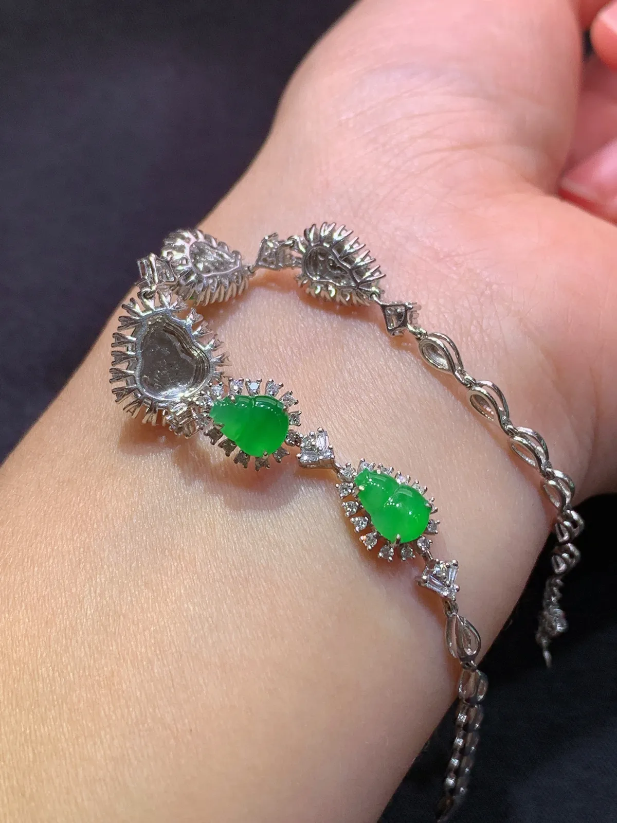 冰阳绿葫芦手链，18k金镶嵌，款式精美，冰润色阳，种水足 尺寸8.5*7.5*2