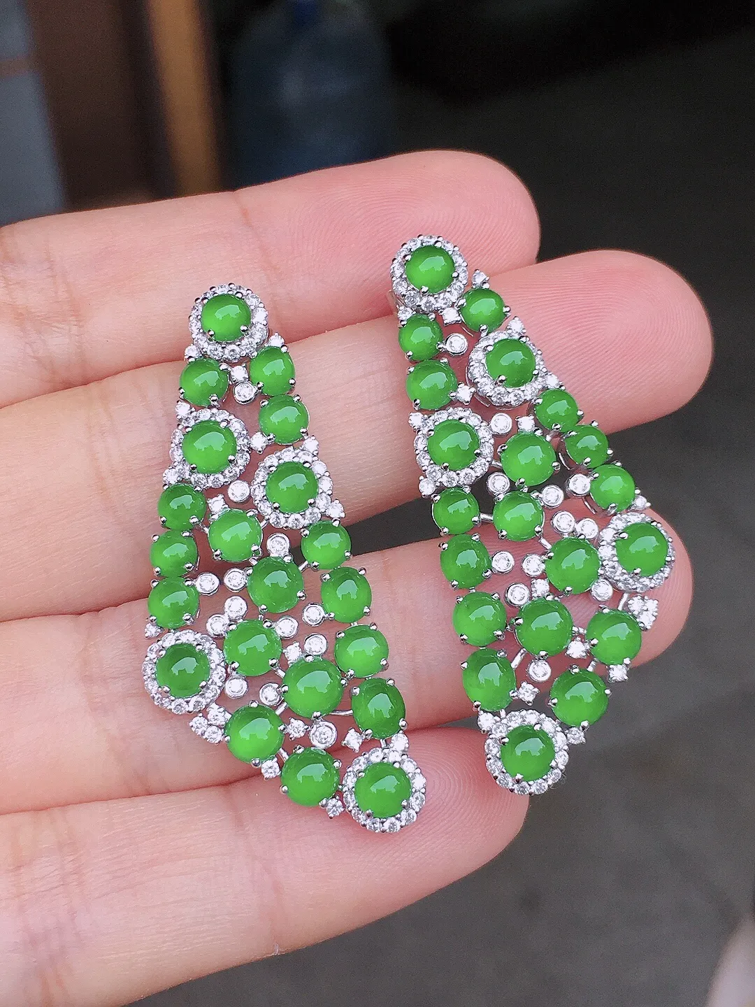 阳绿蛋面耳坠，色泽均匀艳丽，玉质细腻，荧光感超
强，饱满圆润，尽显优雅气质，18k
金豪华镶嵌