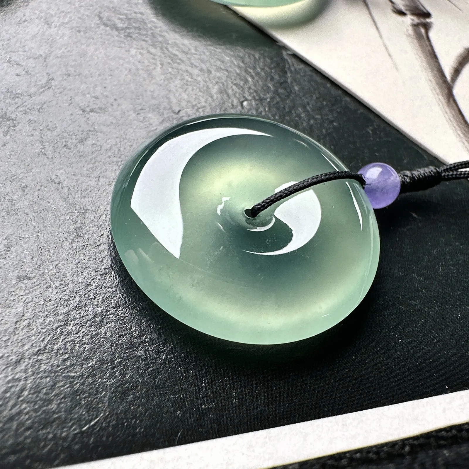 【冰种晴绿平安扣三件】质地细腻，品质很好，冰感十足，胶感明显，收藏品质。尺寸22.6*4.9毫米，尺寸23.6*5.3毫米