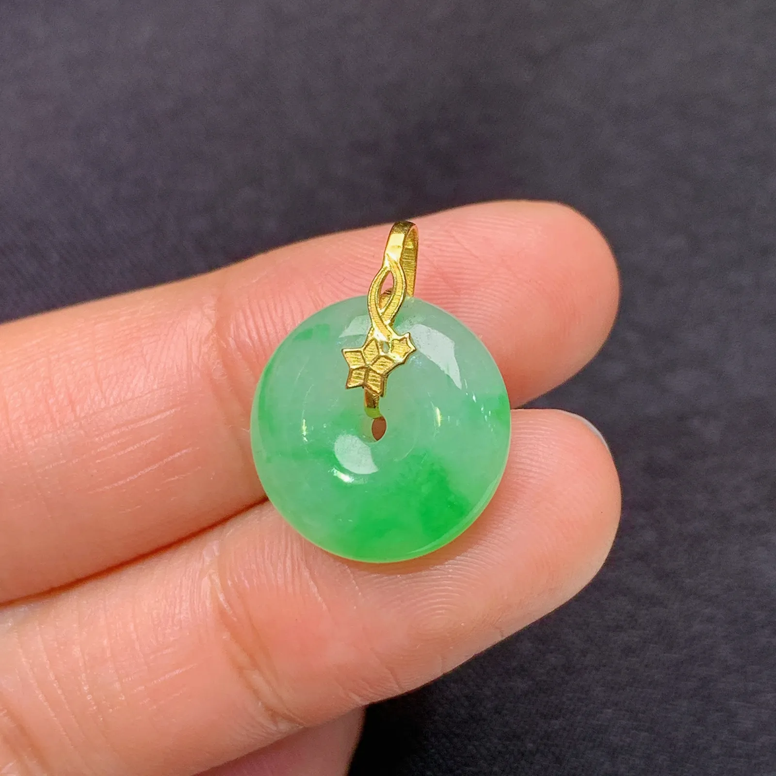 飘绿平安扣吊坠，18k金镶嵌，冰润色阳，玉质细腻，种水足， 尺寸18.8*14.6*4.9