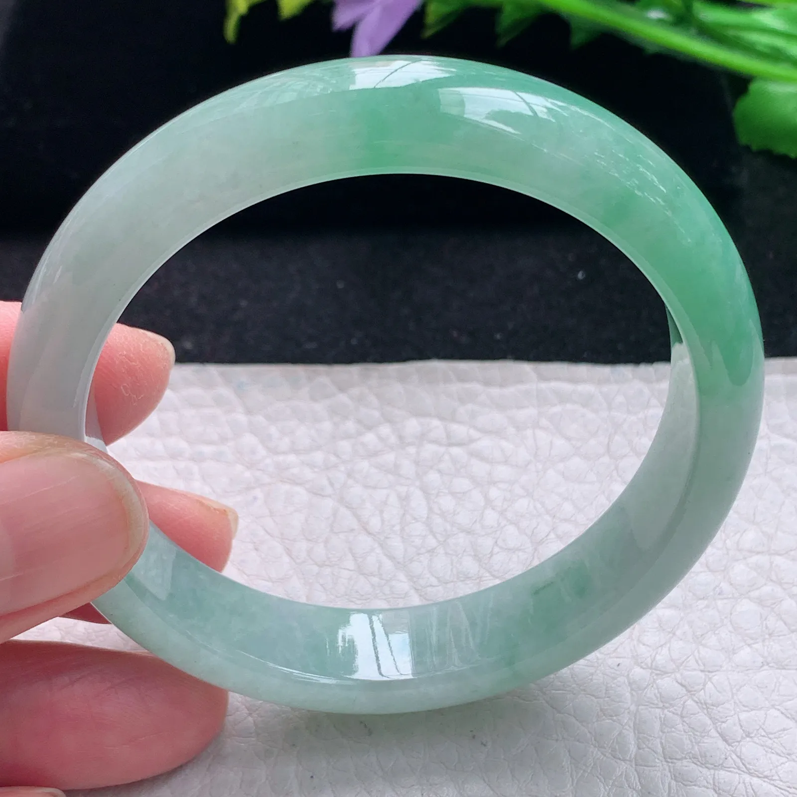 js自然光55*12.5*7.3平安镯 缅甸翡翠a货手镯飘绿清新宽边玉手环