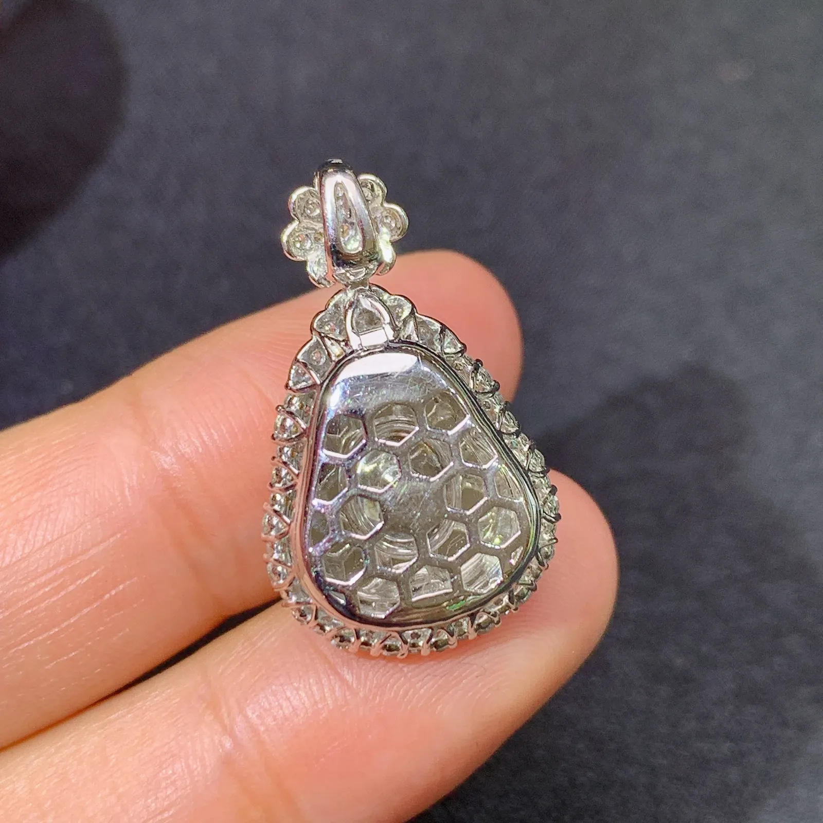 阳绿葫芦吊坠，18k金镶嵌，色泽鲜阳，冰润细腻，种水足 尺寸25.4*15*9.5