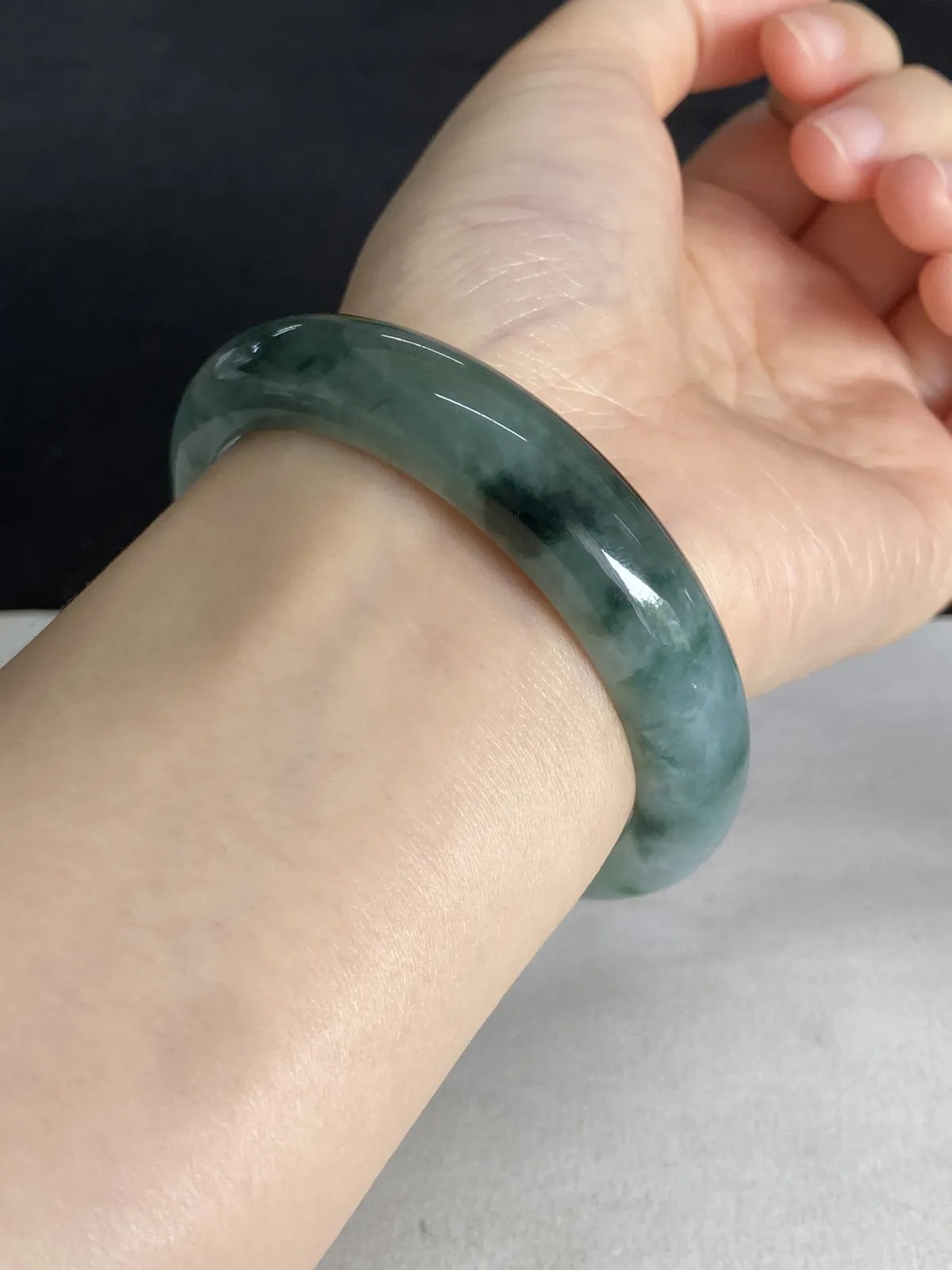 正圈56.5圈口，翡翠糯化种飘绿手镯