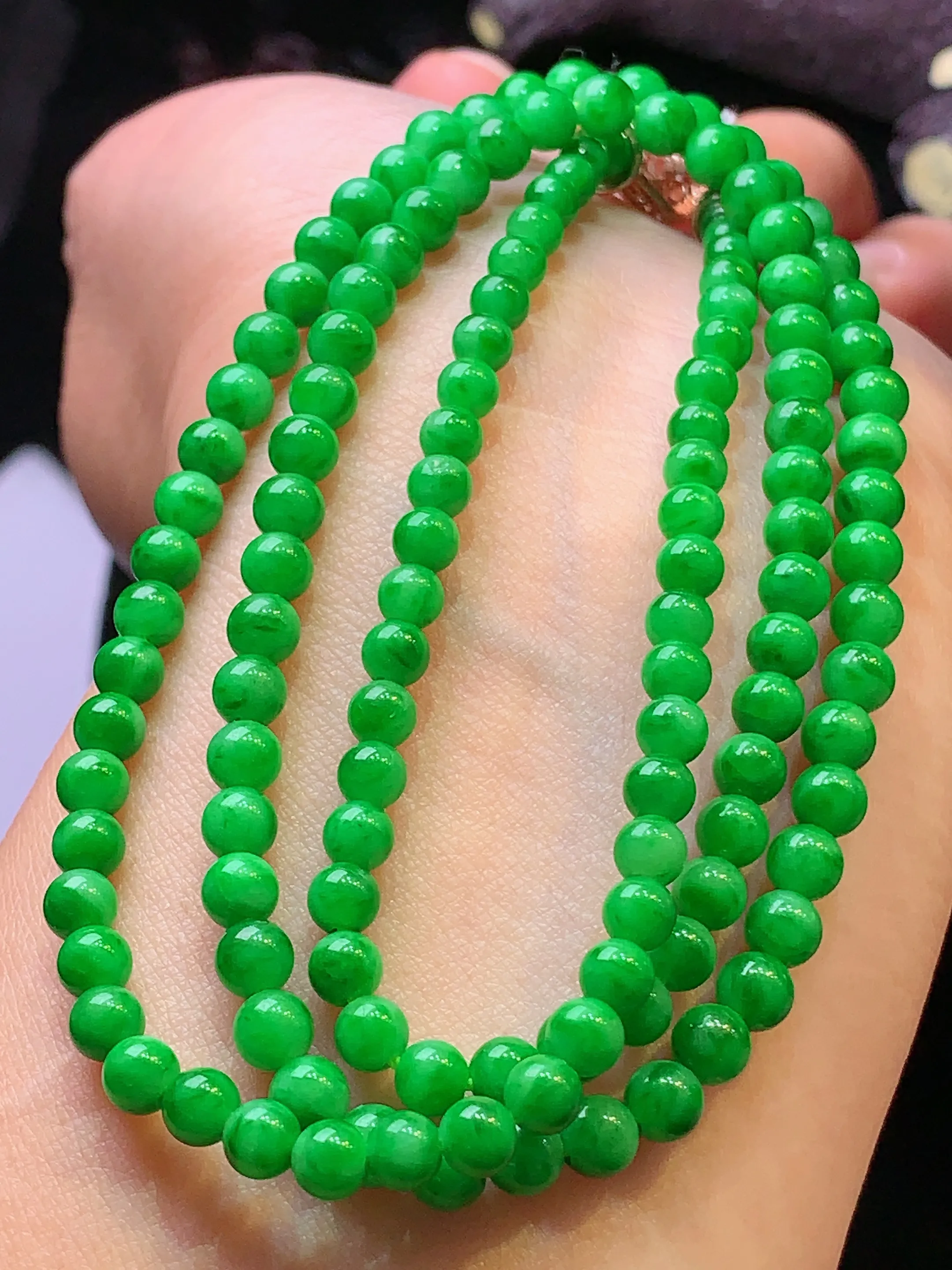 满绿圆珠项链 玉质细腻 色泽清新艳丽 整体尺寸4.3